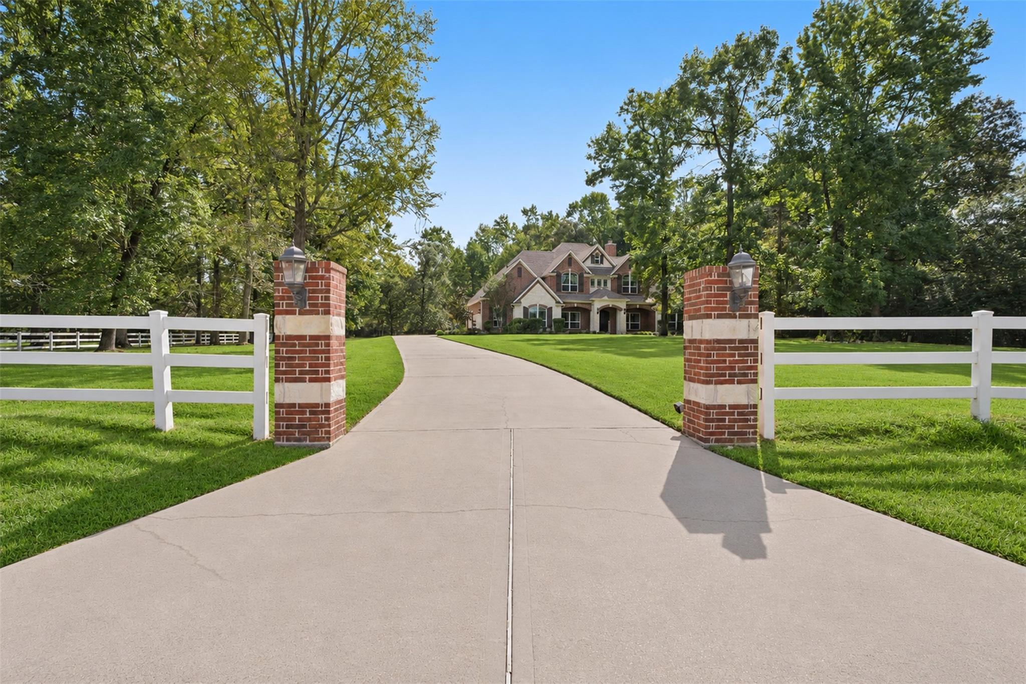 2102 E Blue Lake Drive, Magnolia Tx 77354 Property Photo 6