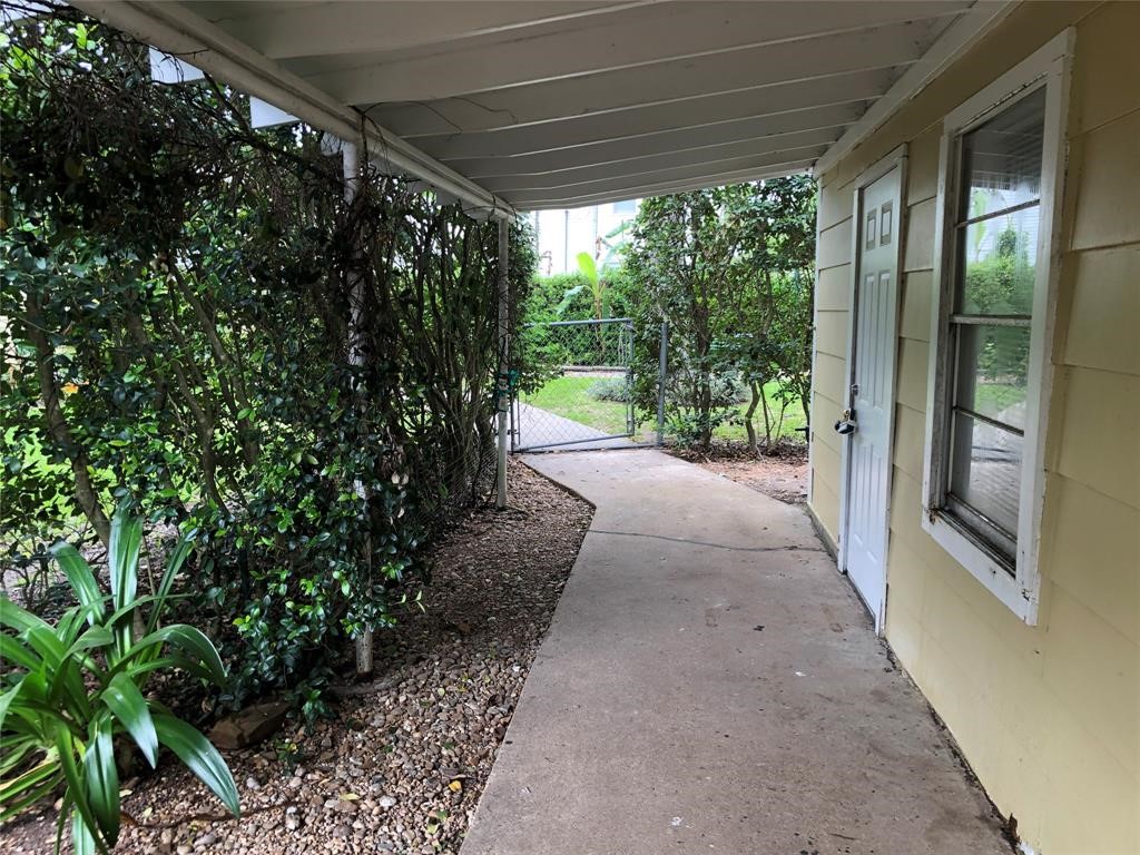 208 1/2 Avenue A Property Photo 1