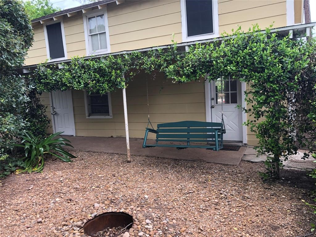 208 1/2 Avenue A Property Photo 5