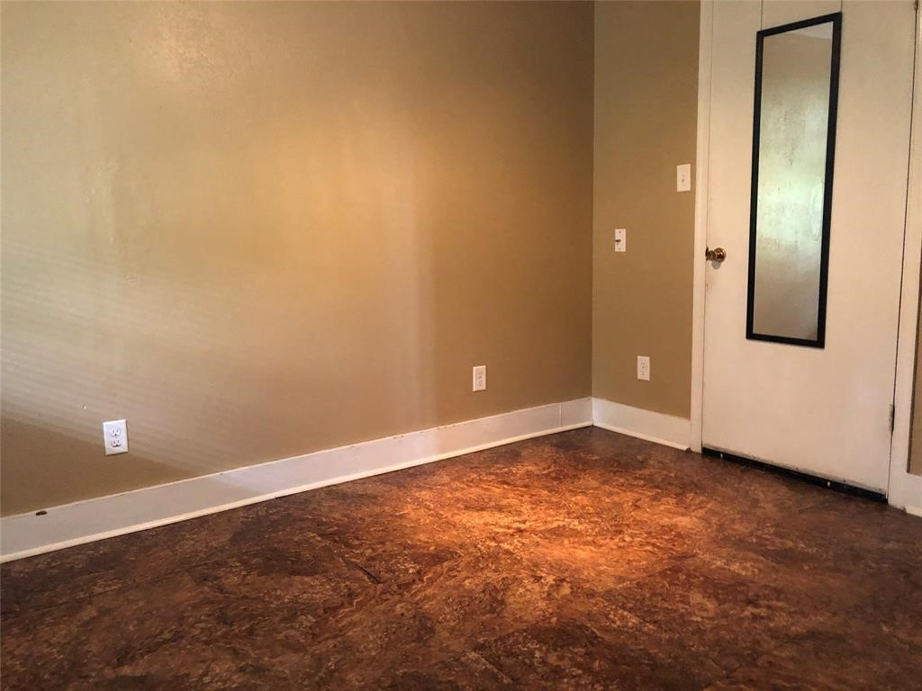 208 1/2 Avenue A Property Photo 9