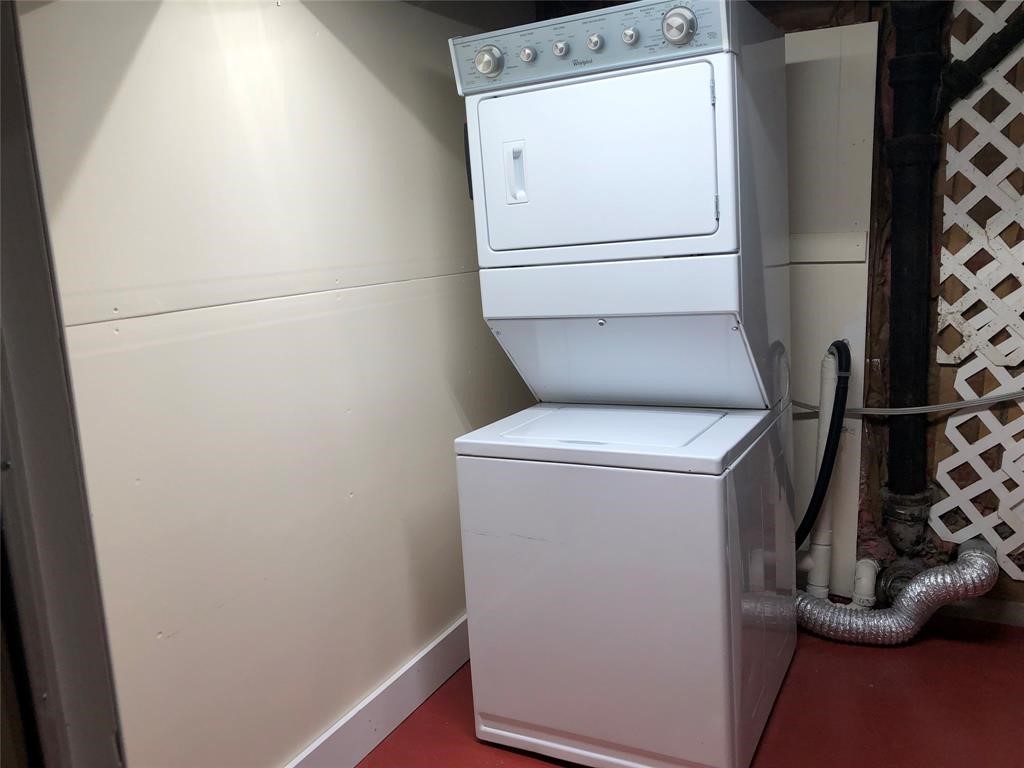 208 1/2 Avenue A Property Photo 10