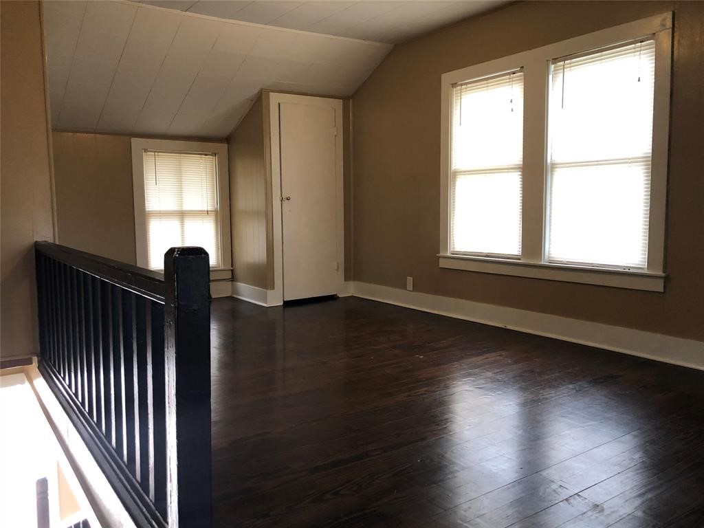 208 1/2 Avenue A Property Photo 11