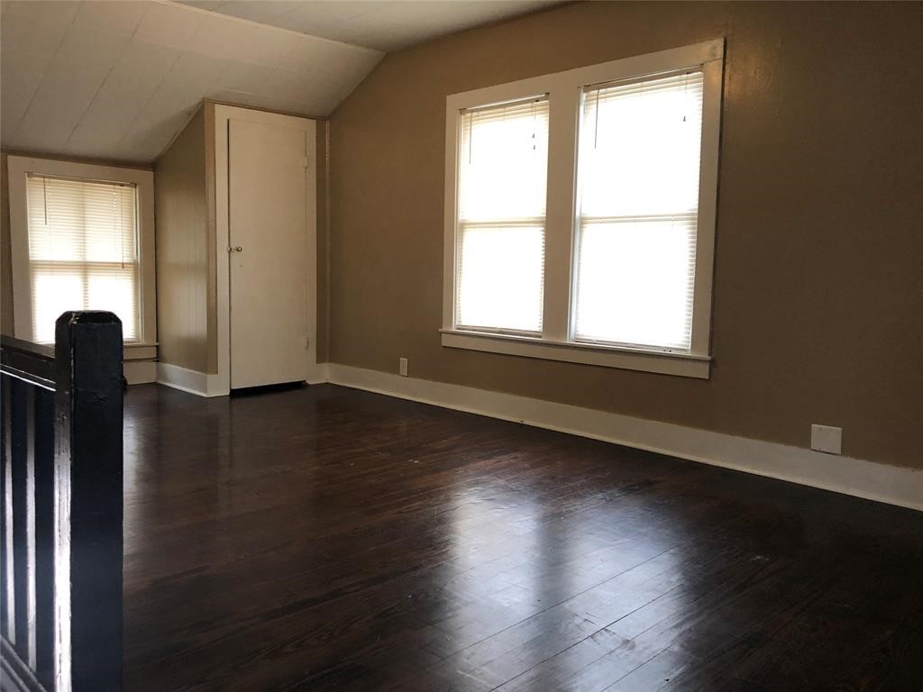208 1/2 Avenue A Property Photo 13