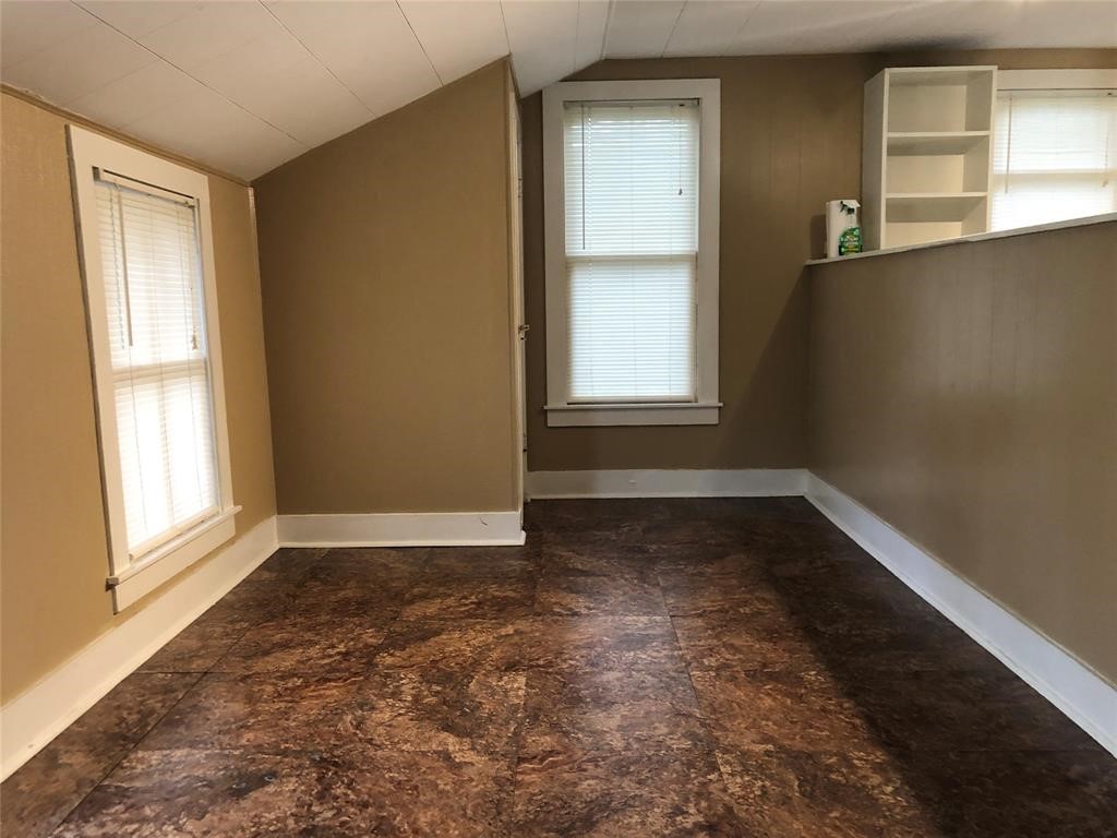 208 1/2 Avenue A Property Photo 14