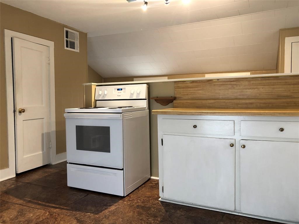 208 1/2 Avenue A Property Photo 18