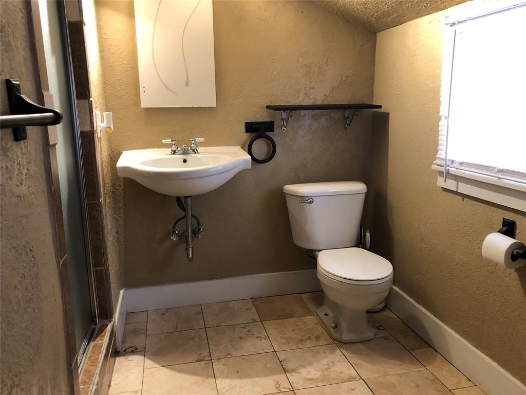 208 1/2 Avenue A Property Photo 21