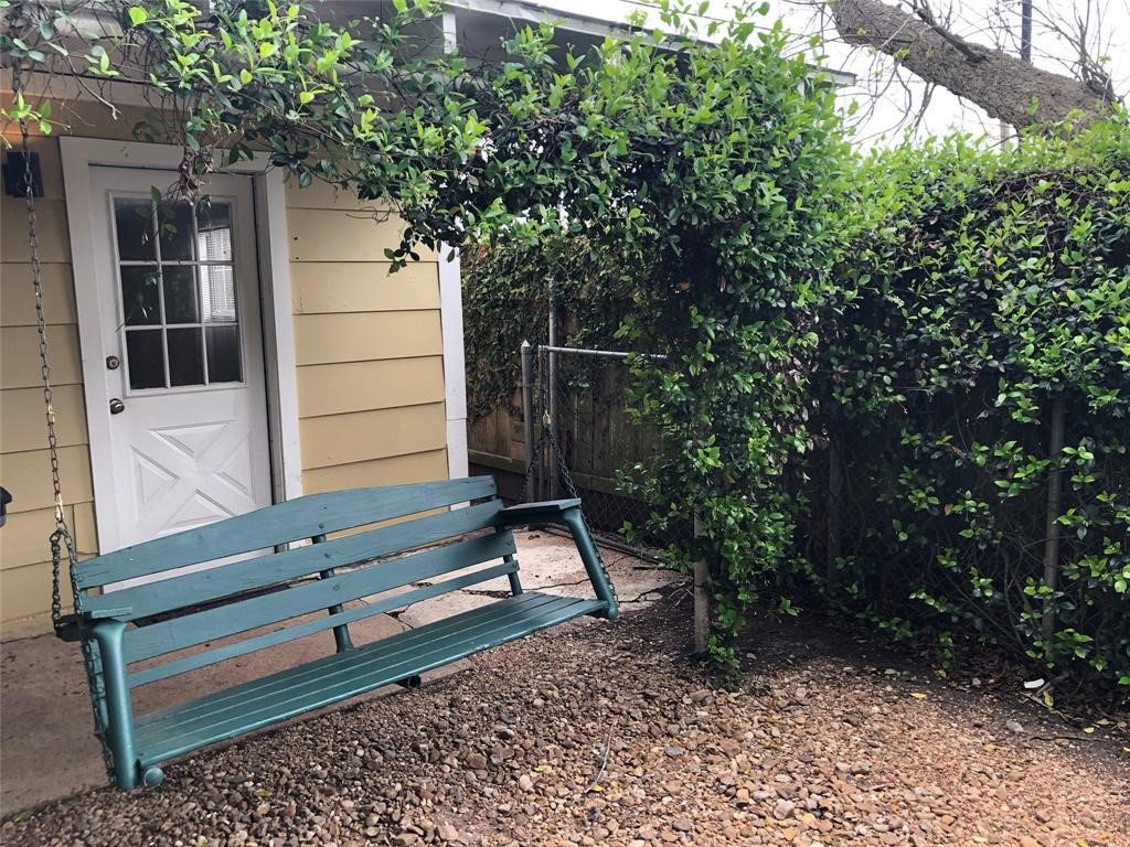 208 1/2 Avenue A Property Photo 27