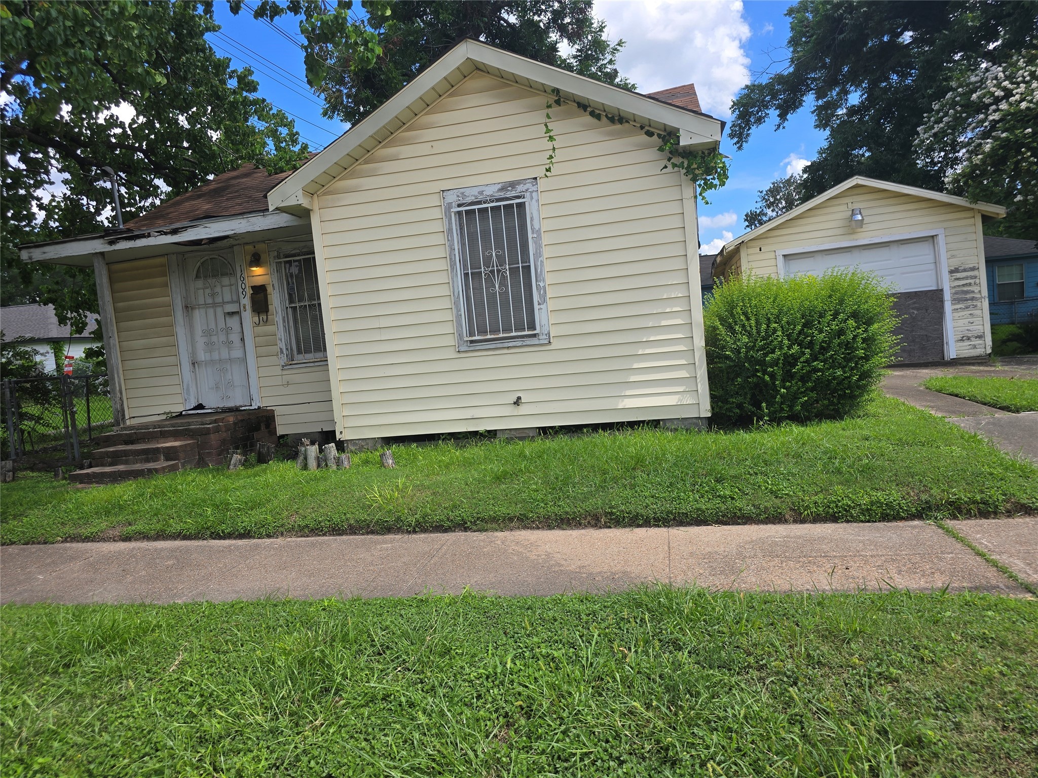 1609 Cavalcade Street Property Photo