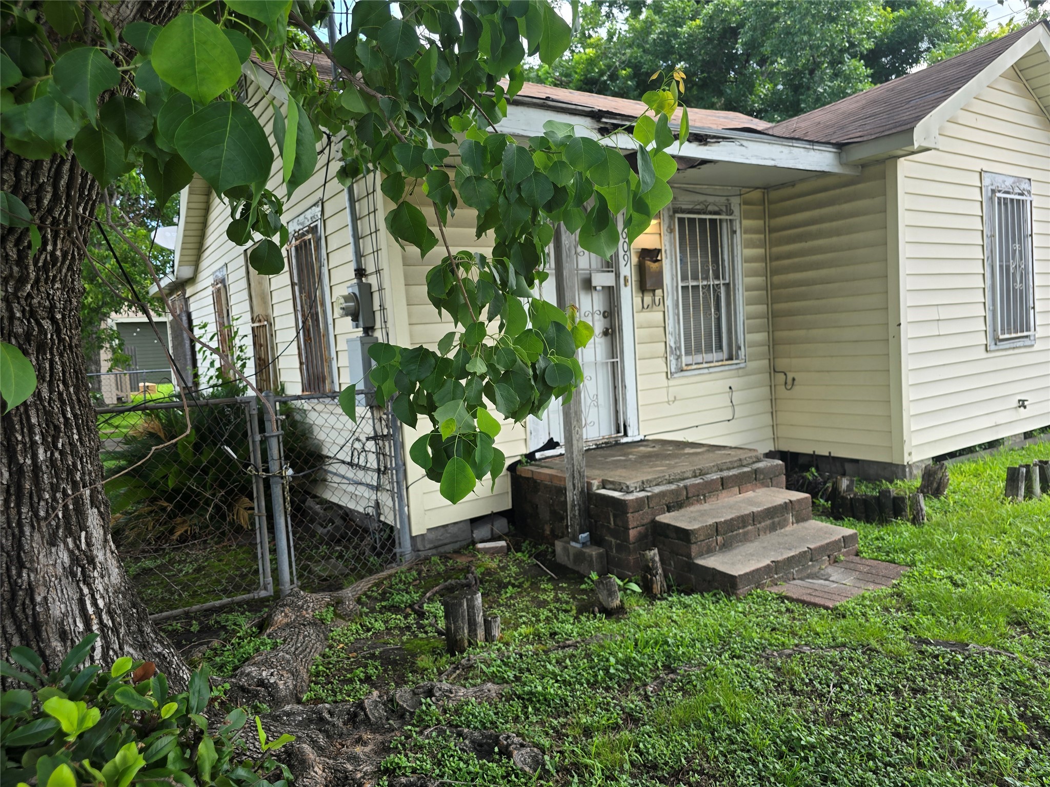 1609 Cavalcade Street Property Photo 2