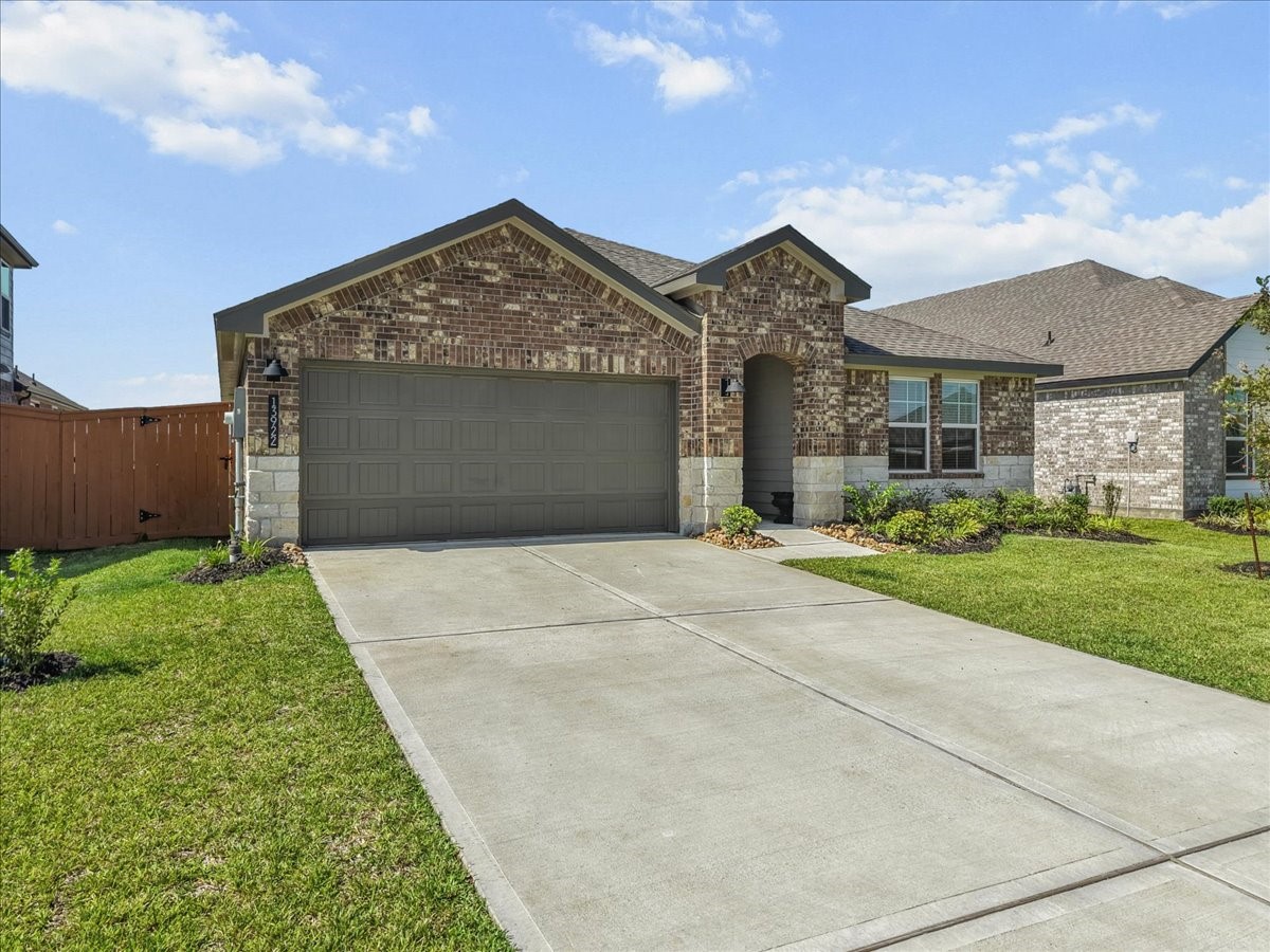 13922 Bay Crest Property Photo 3