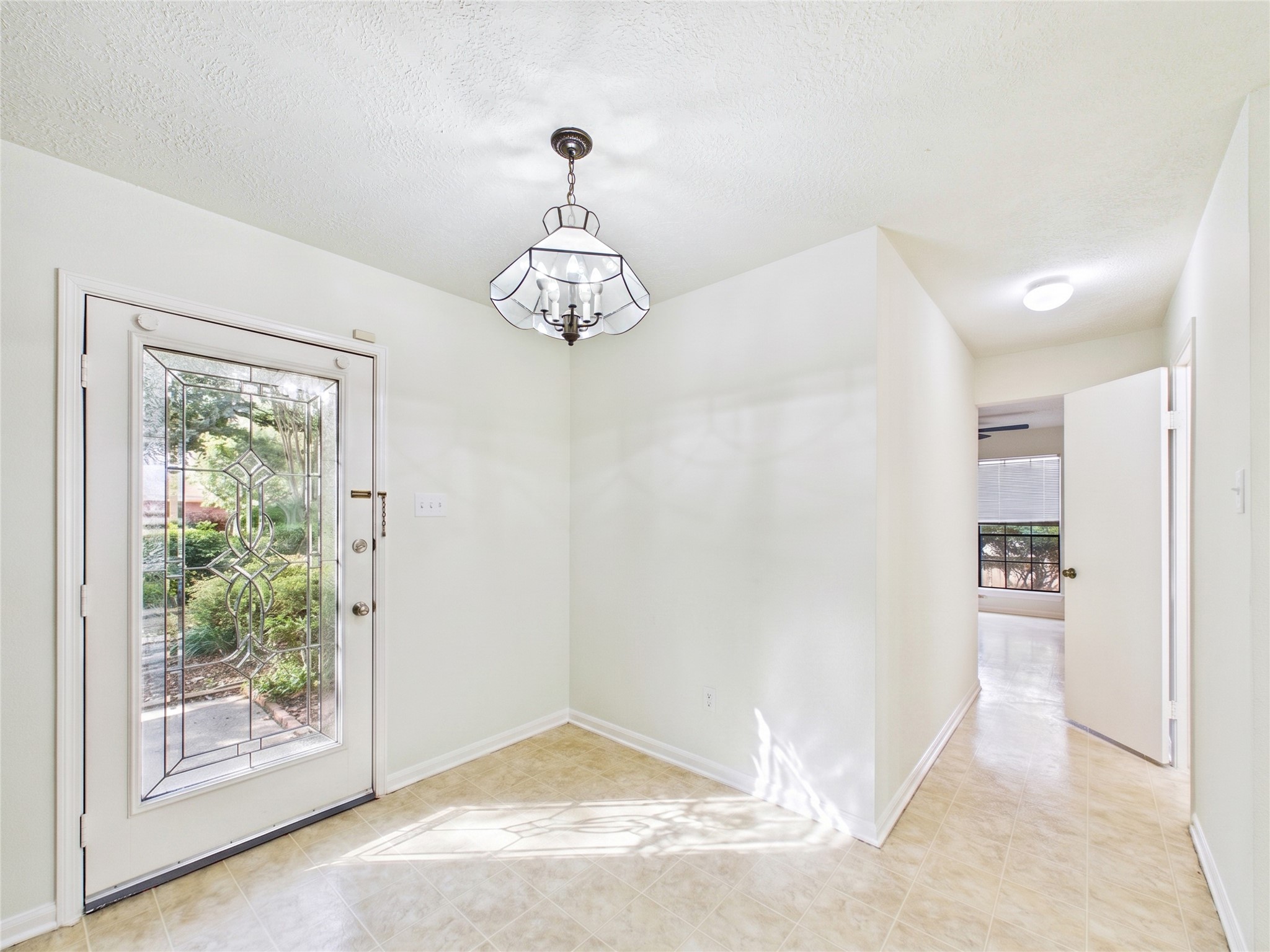 814 Lochnell Drive Property Photo 4
