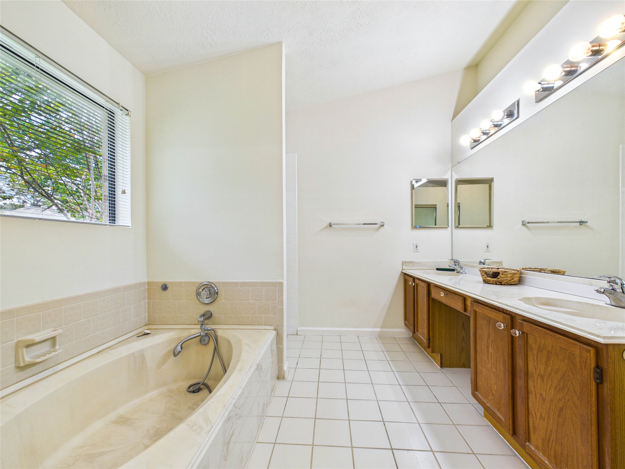 814 Lochnell Drive Property Photo 27