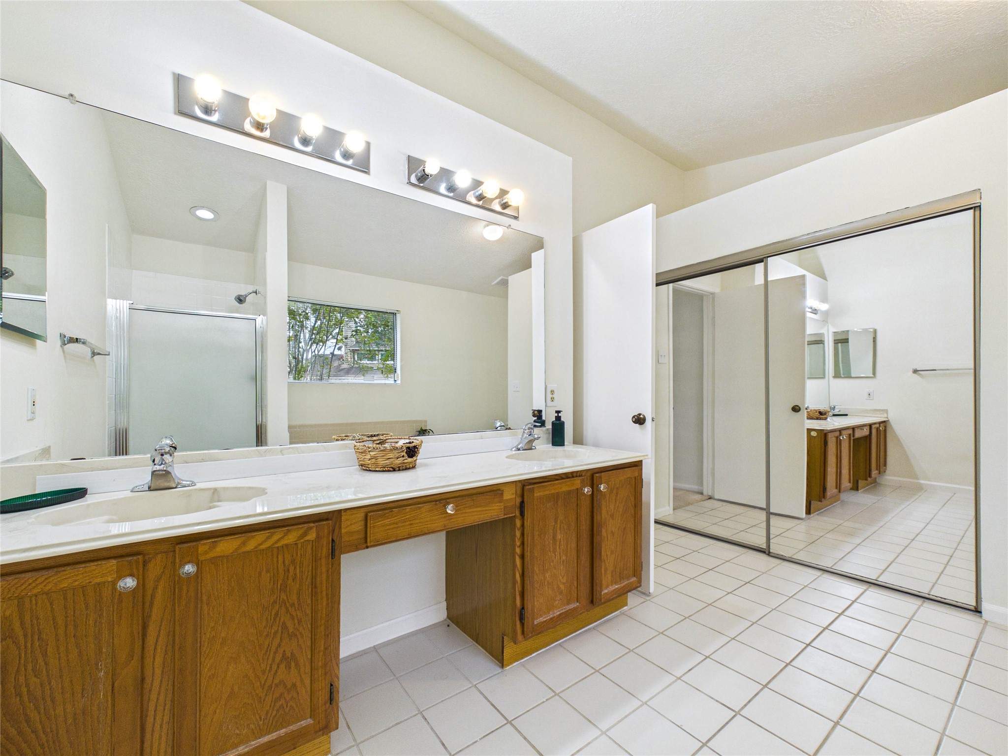 814 Lochnell Drive Property Photo 29