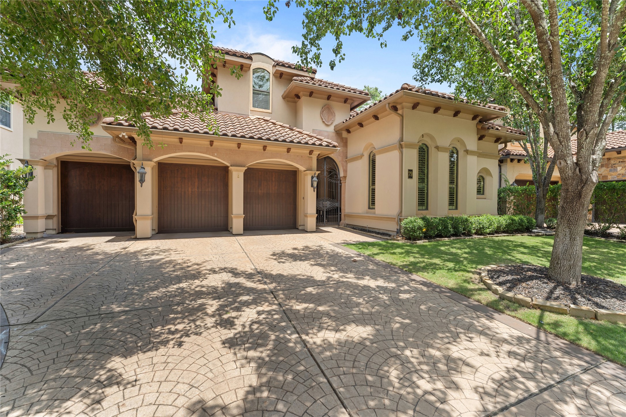 79 Golden Scroll Circle Property Photo 1