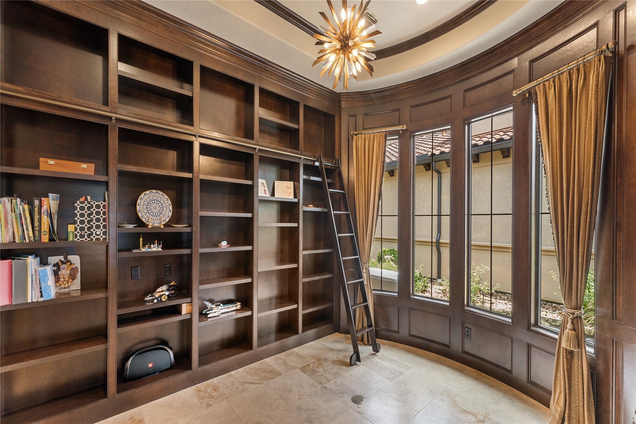 79 Golden Scroll Circle Property Photo 9