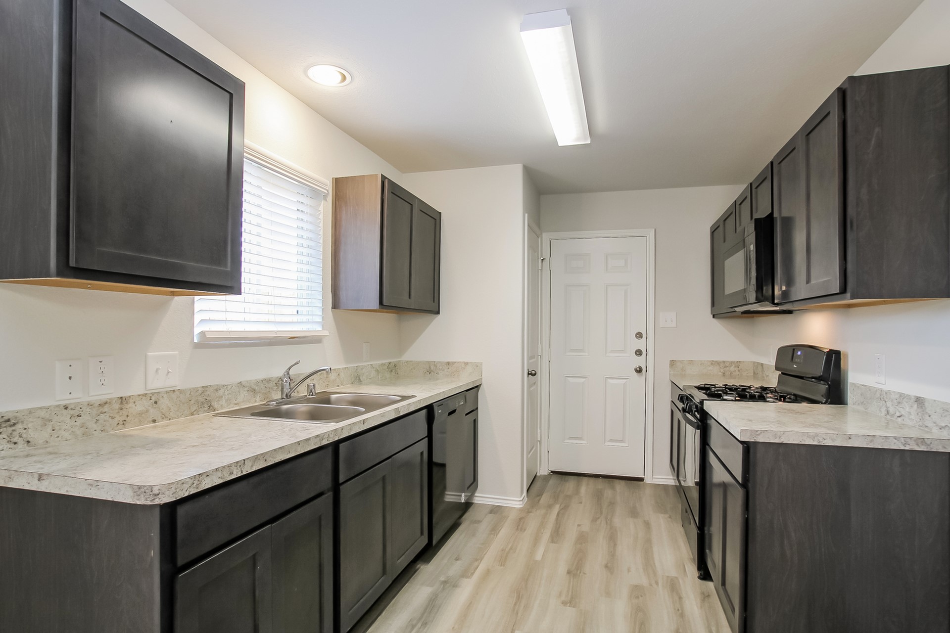 8810 Lar-Ree Oaks Circle Property Photo 1