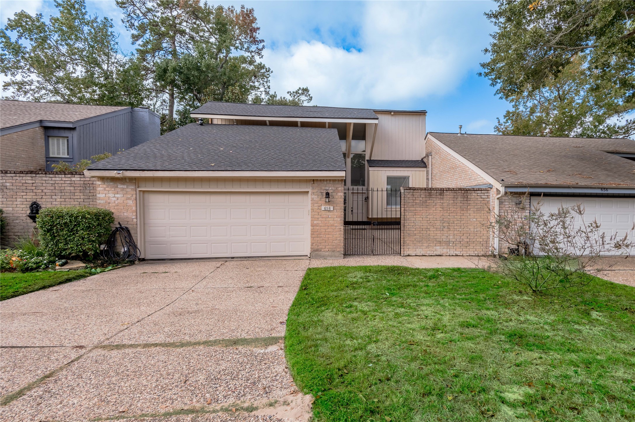 658 Cherry Hills Property Photo 3