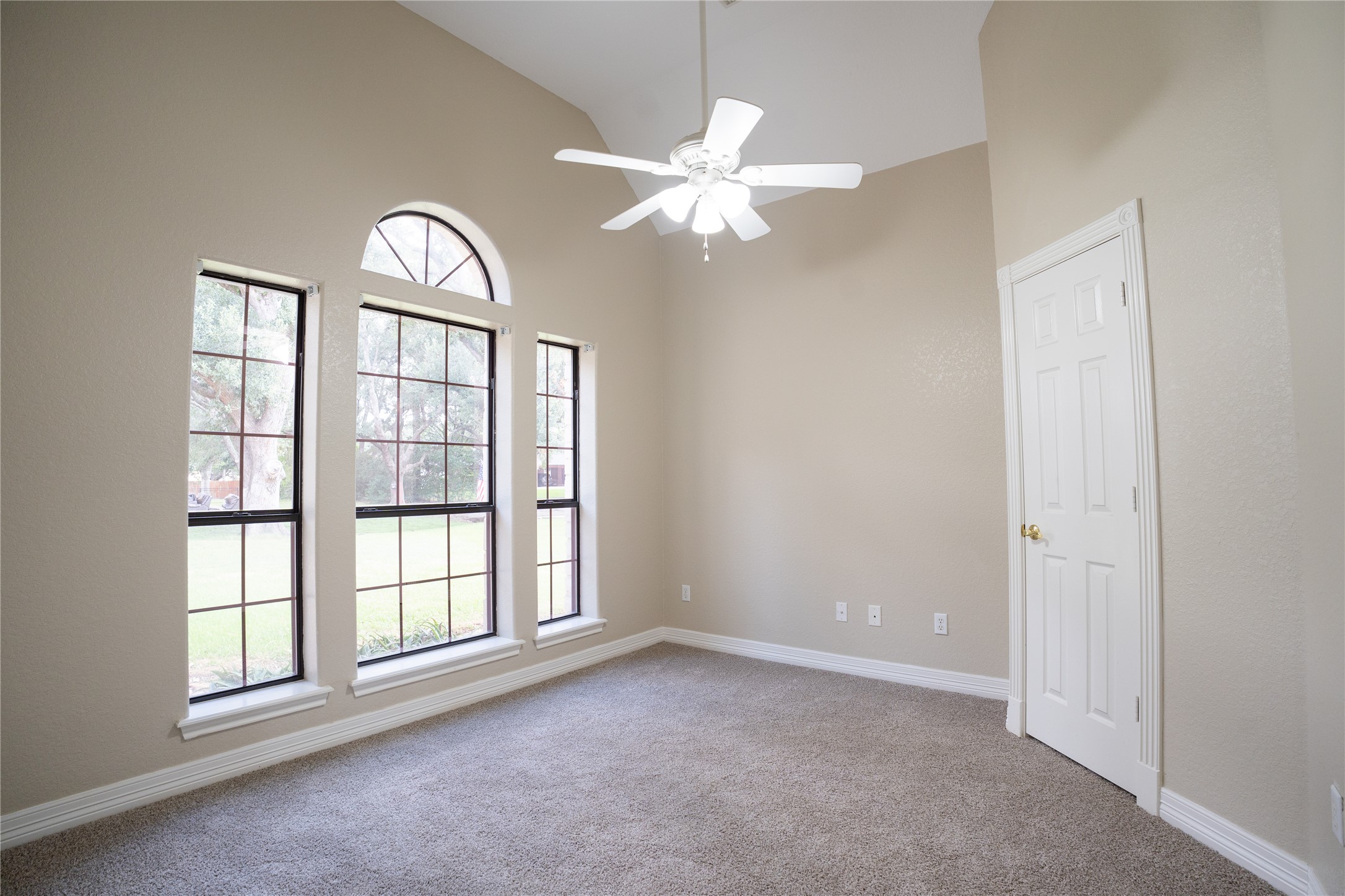 205 W Bronco Bend Property Photo 16