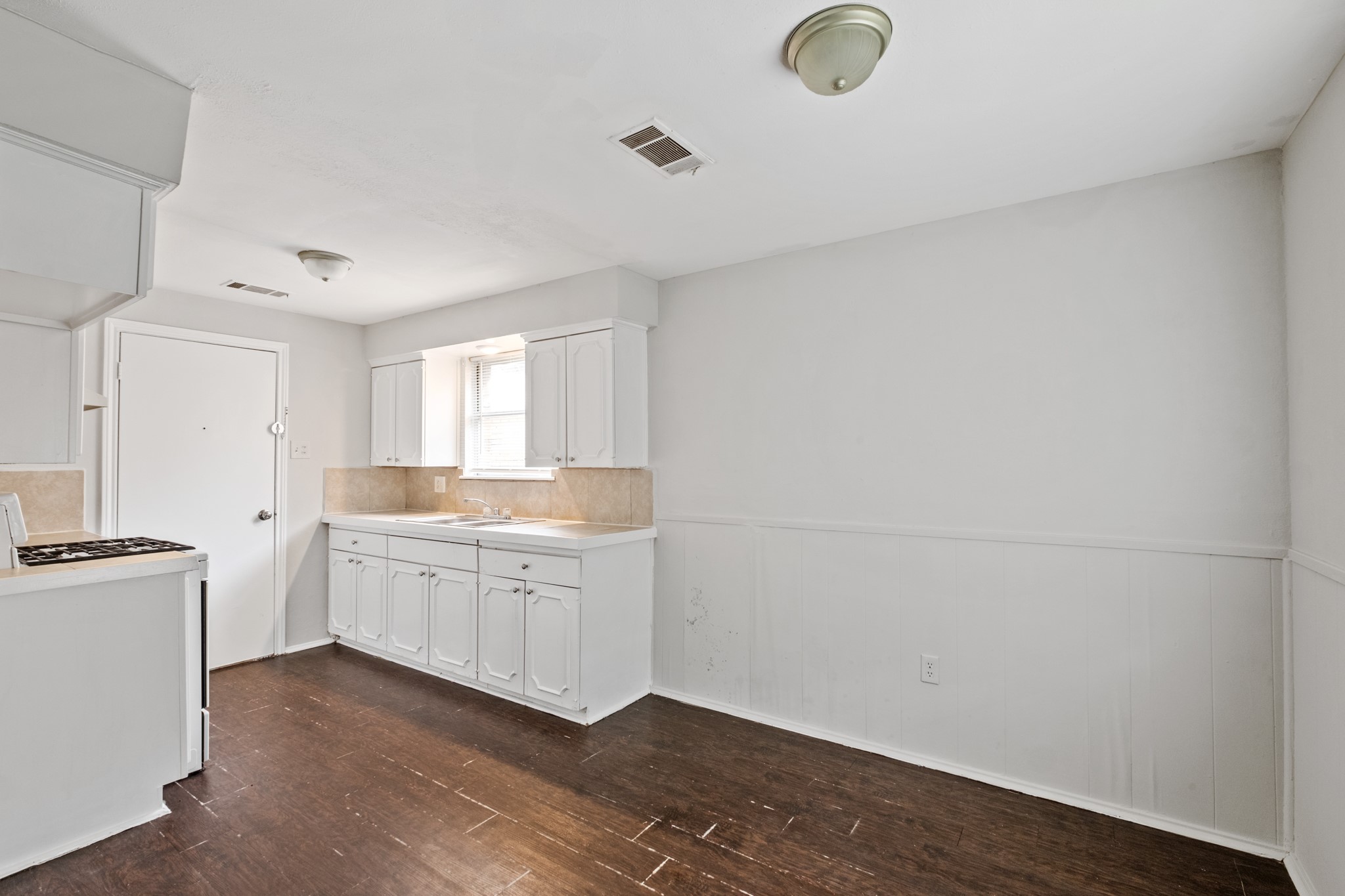 3910 Heatherbrook Drive Property Photo 4