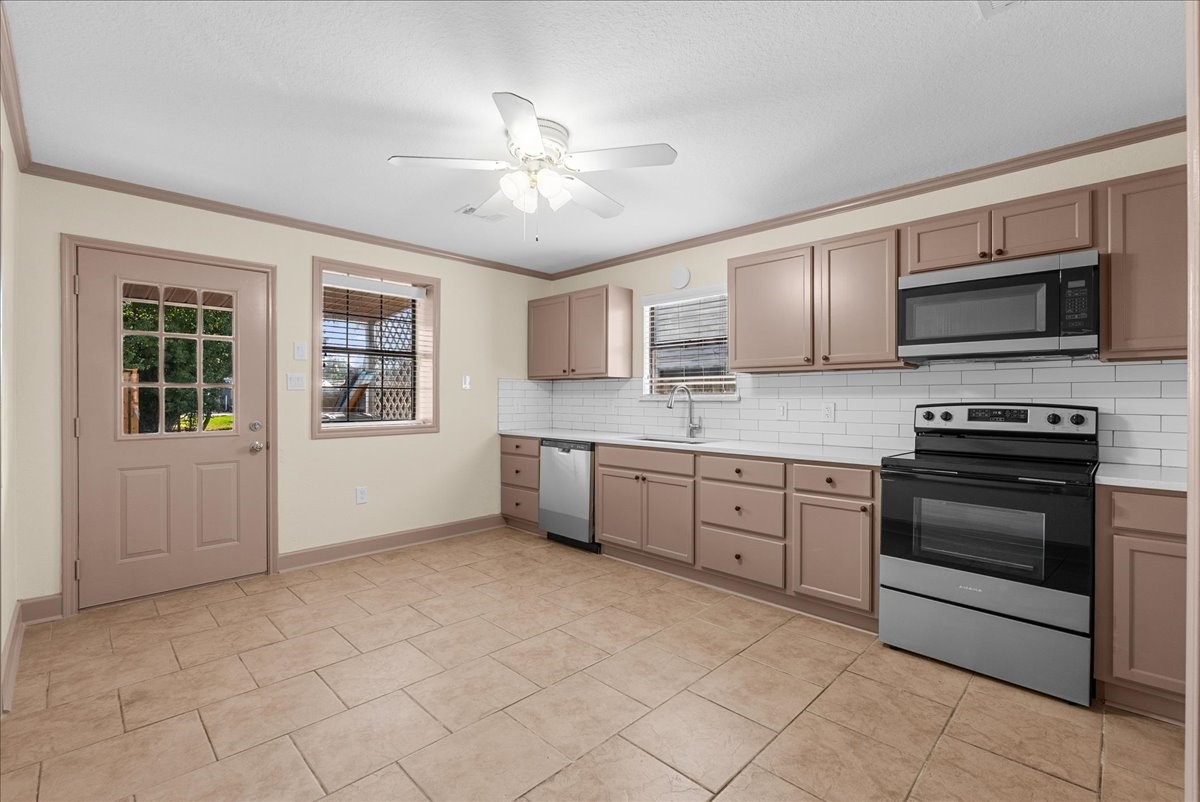 619 Dula Street Property Photo 6