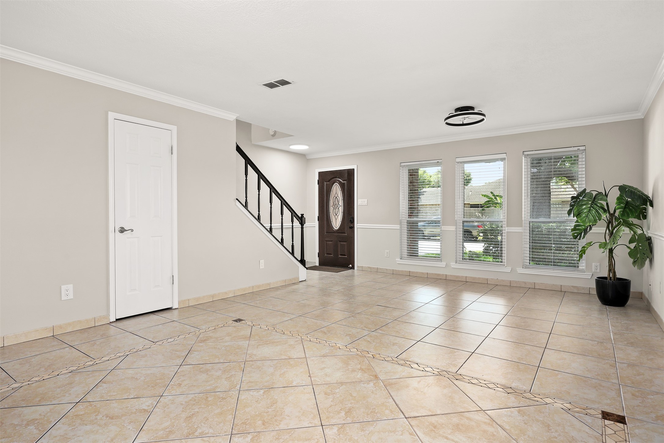 602 Oak Briar Drive Property Photo 3
