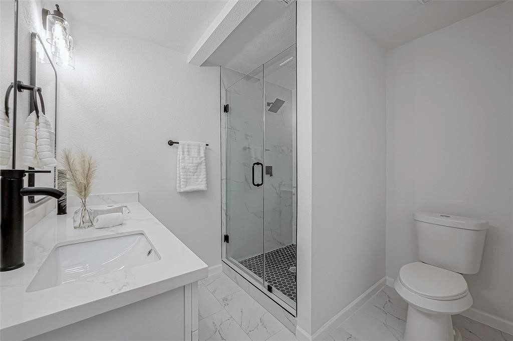2414 Walnut Bend Lane Property Photo 27