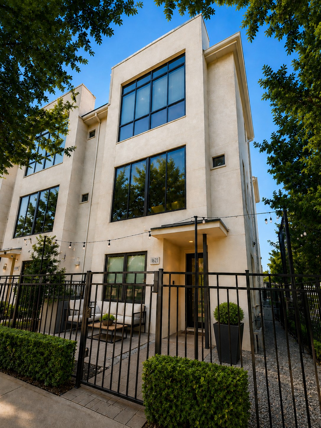 1621 Nagle Street Property Photo 1