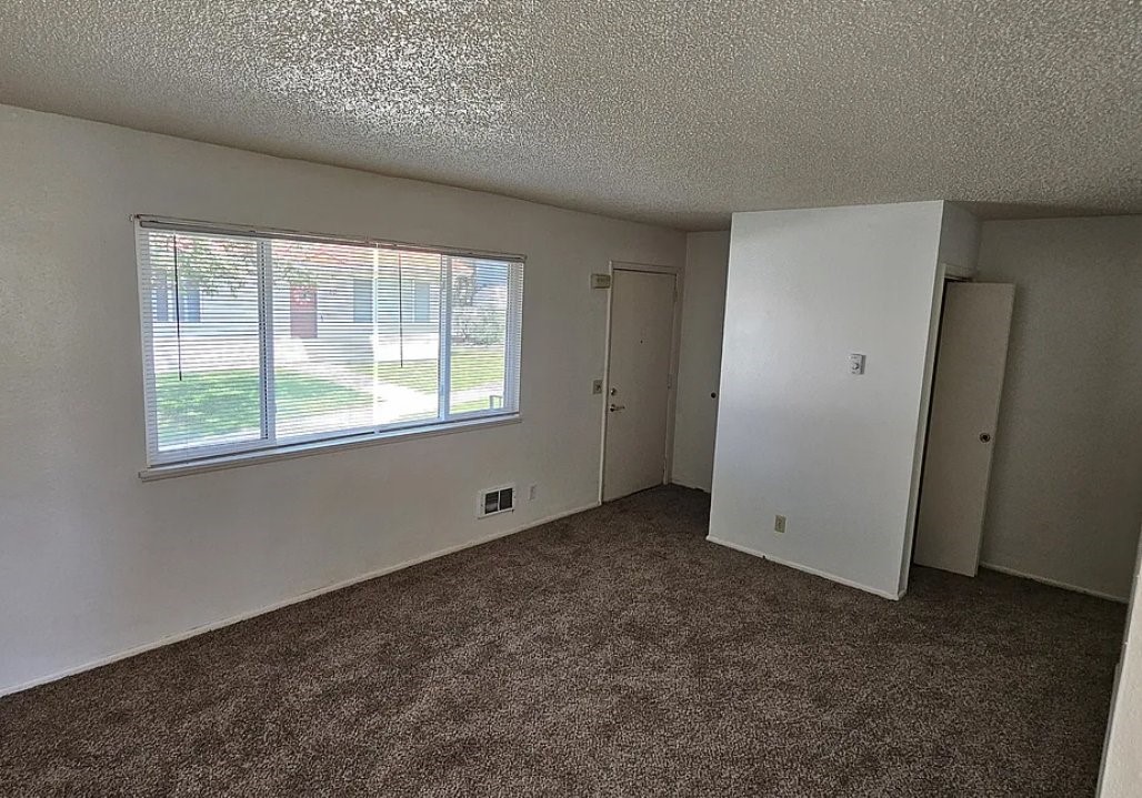 835 W Main St Property Photo 4