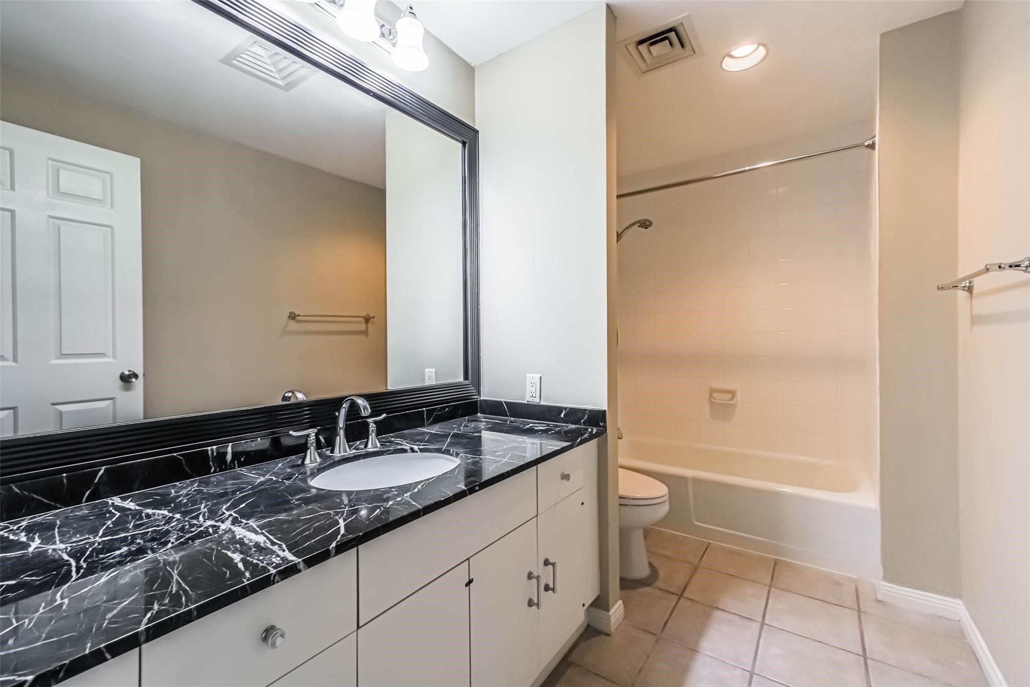 15 Greenway Plaza 5c Property Photo 15