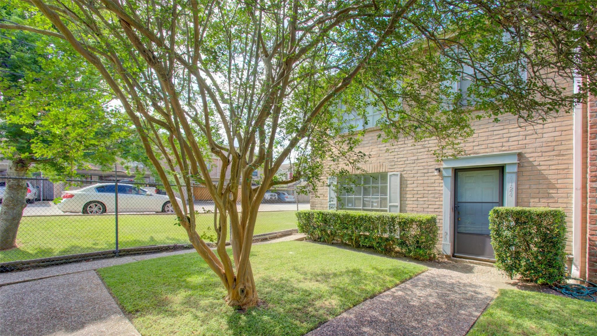 4124 Belle Park Drive E Property Photo 5