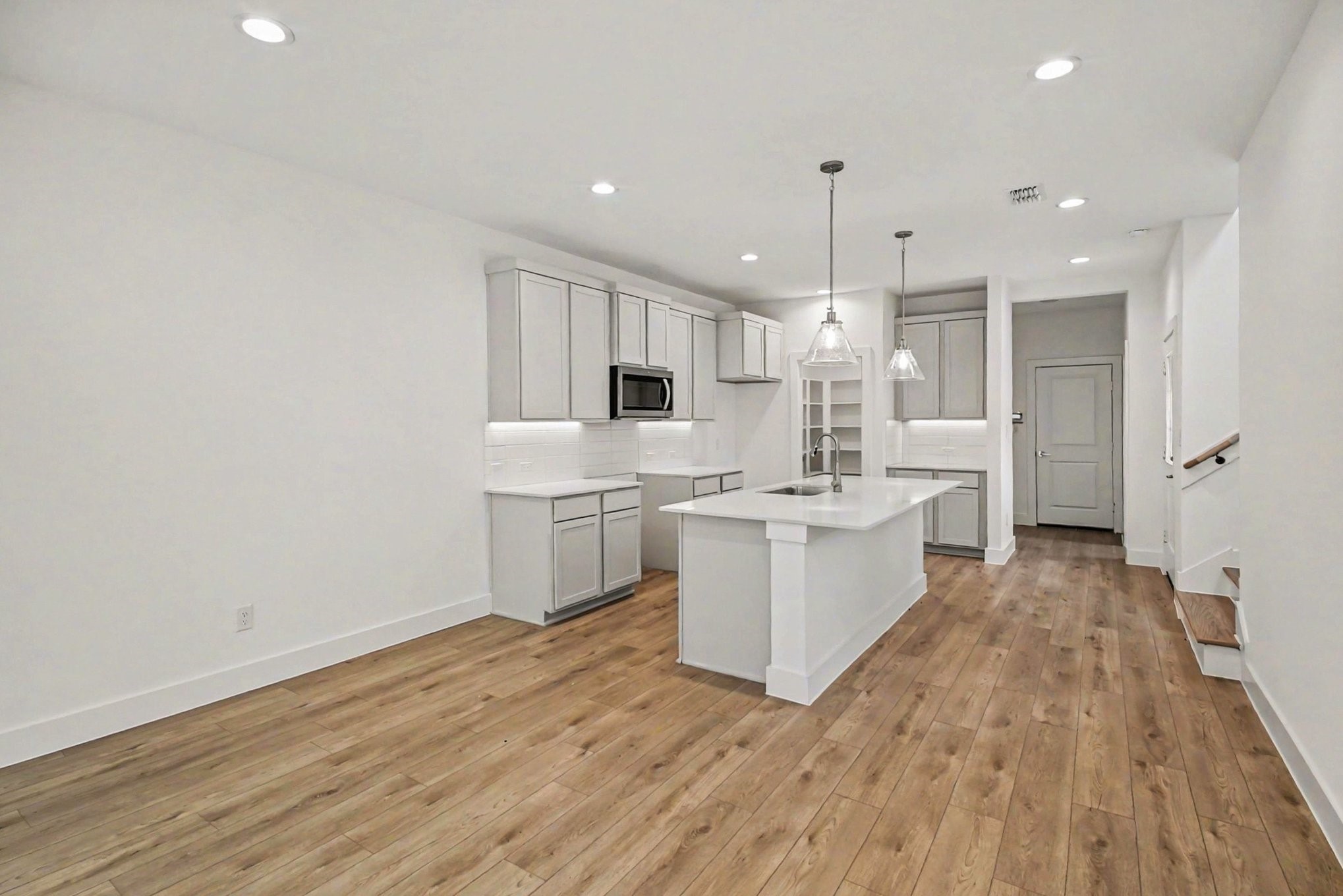 3228 Drew Street Property Photo 5