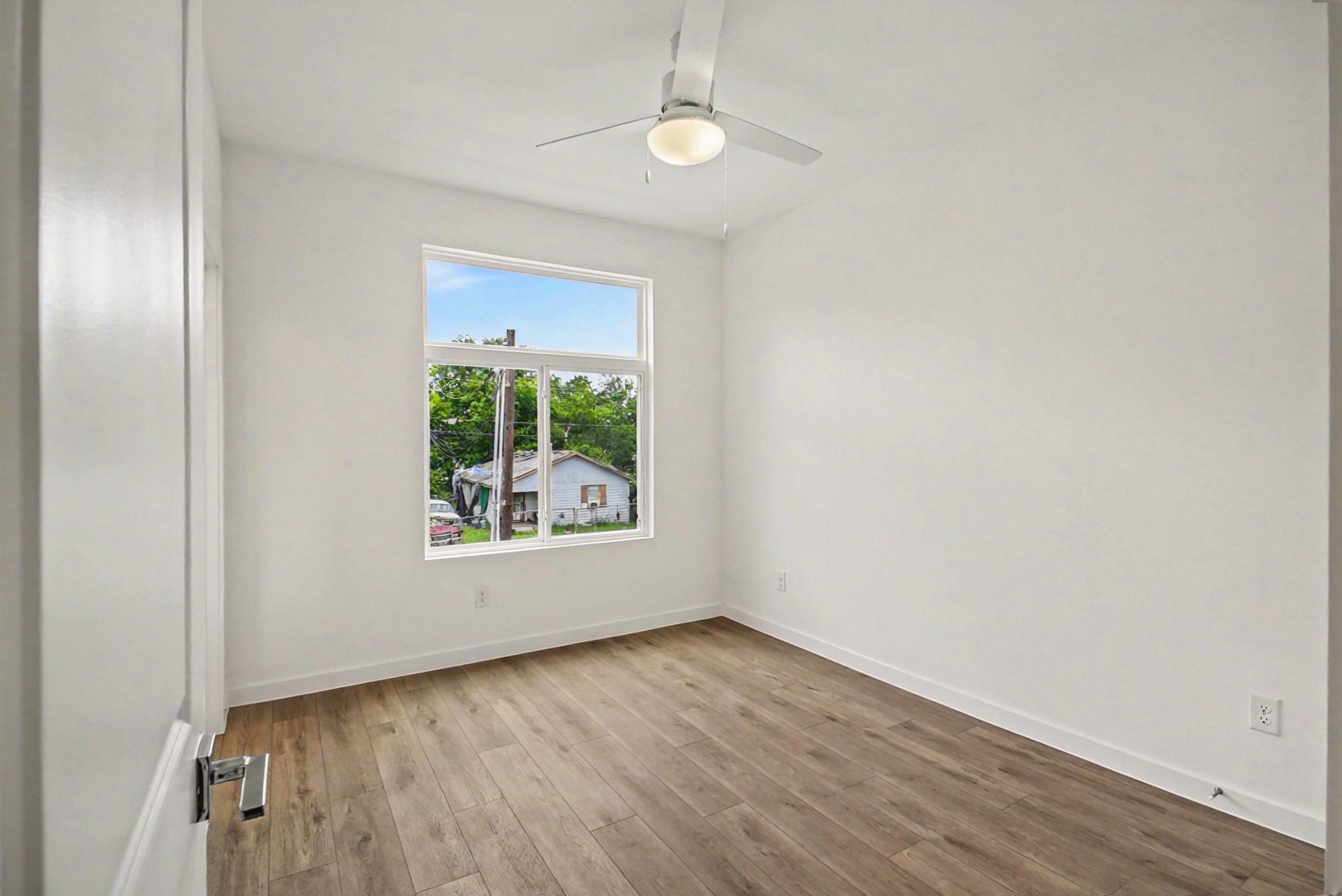 3228 Drew Street Property Photo 8