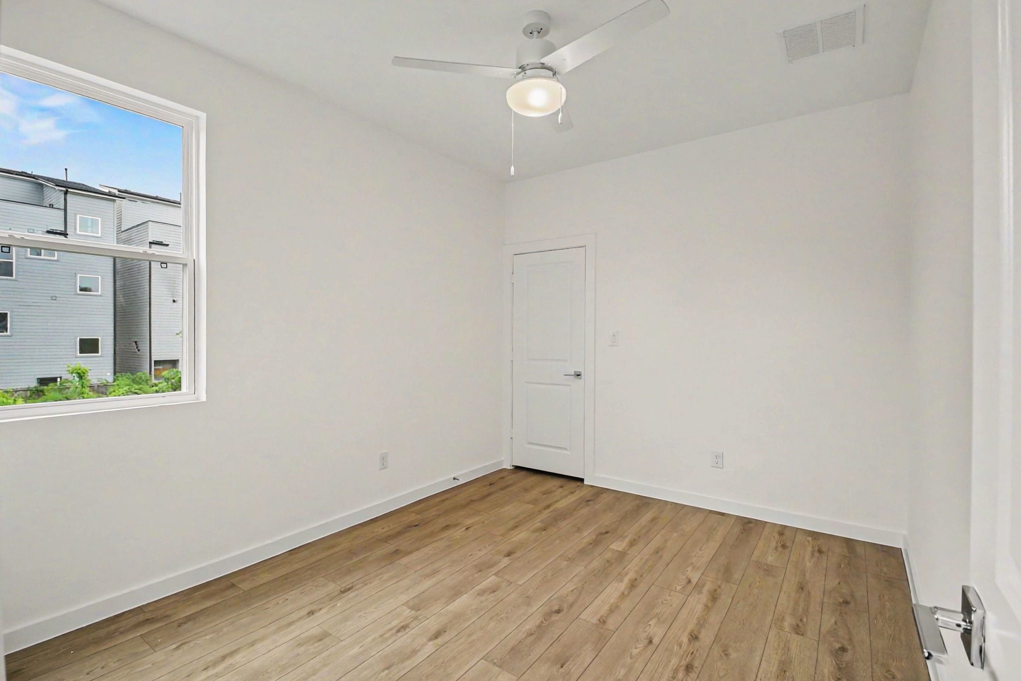 3228 Drew Street Property Photo 10
