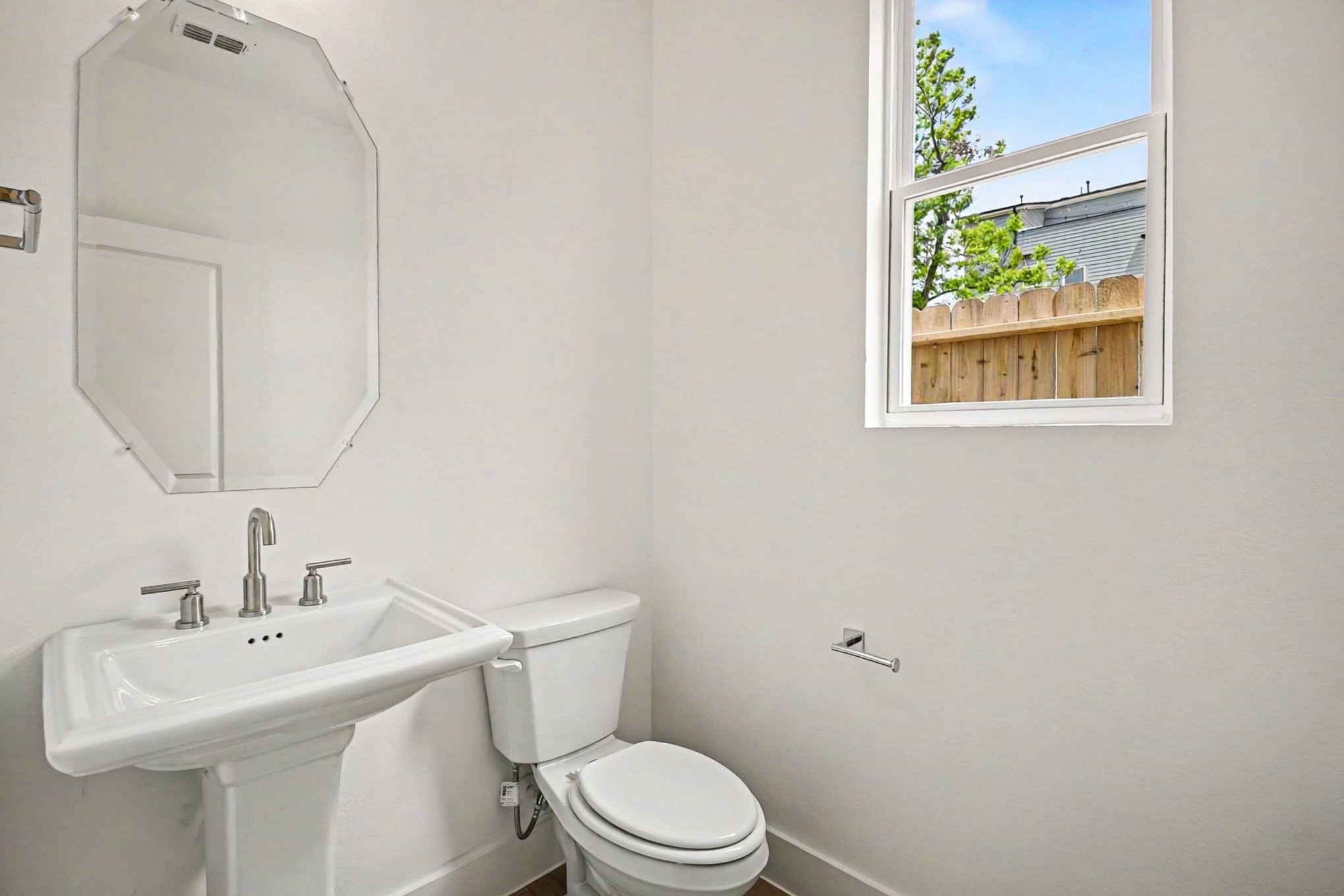 3228 Drew Street Property Photo 16