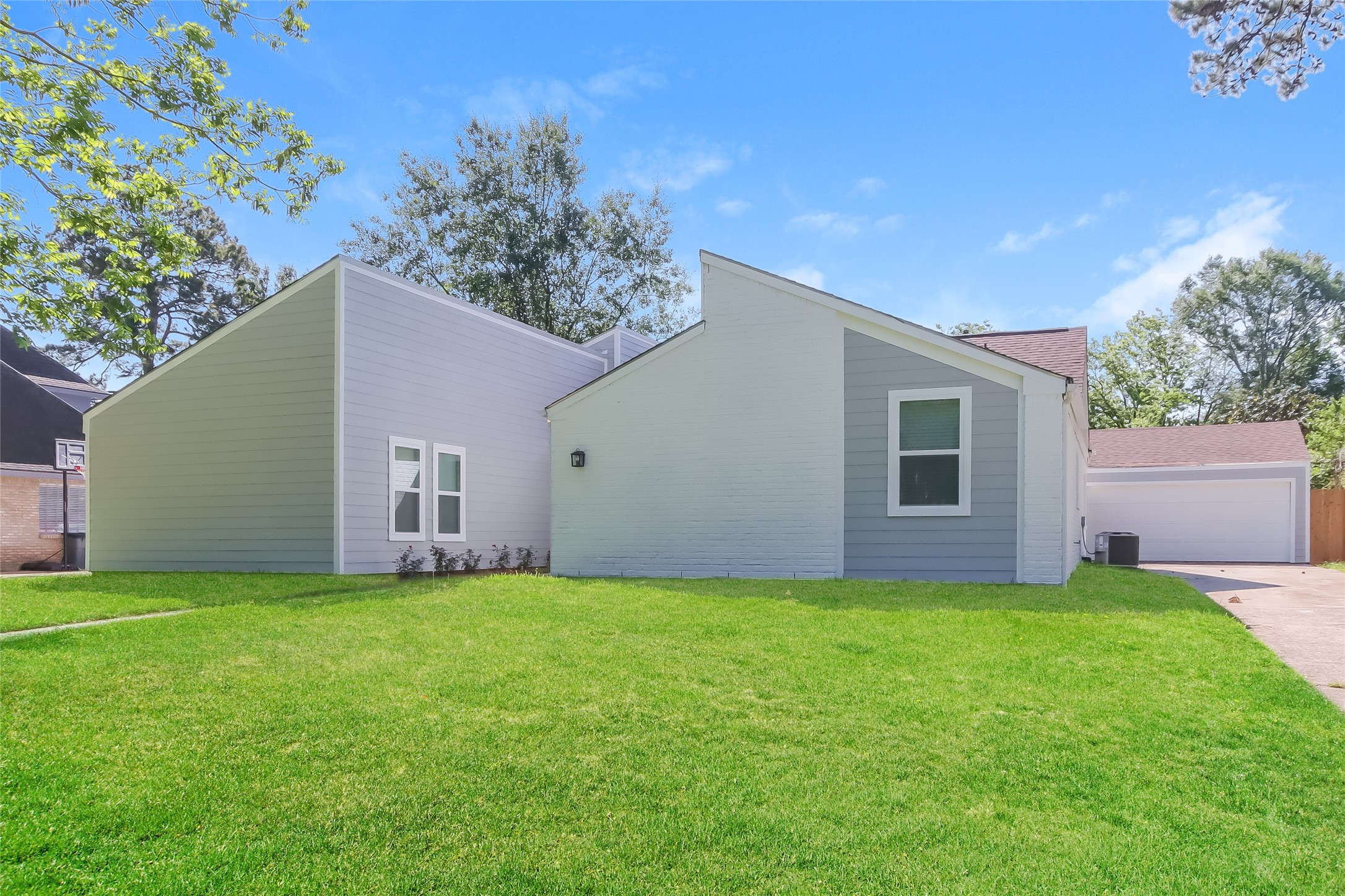 1911 Hamlin Valley Drive Property Photo 2