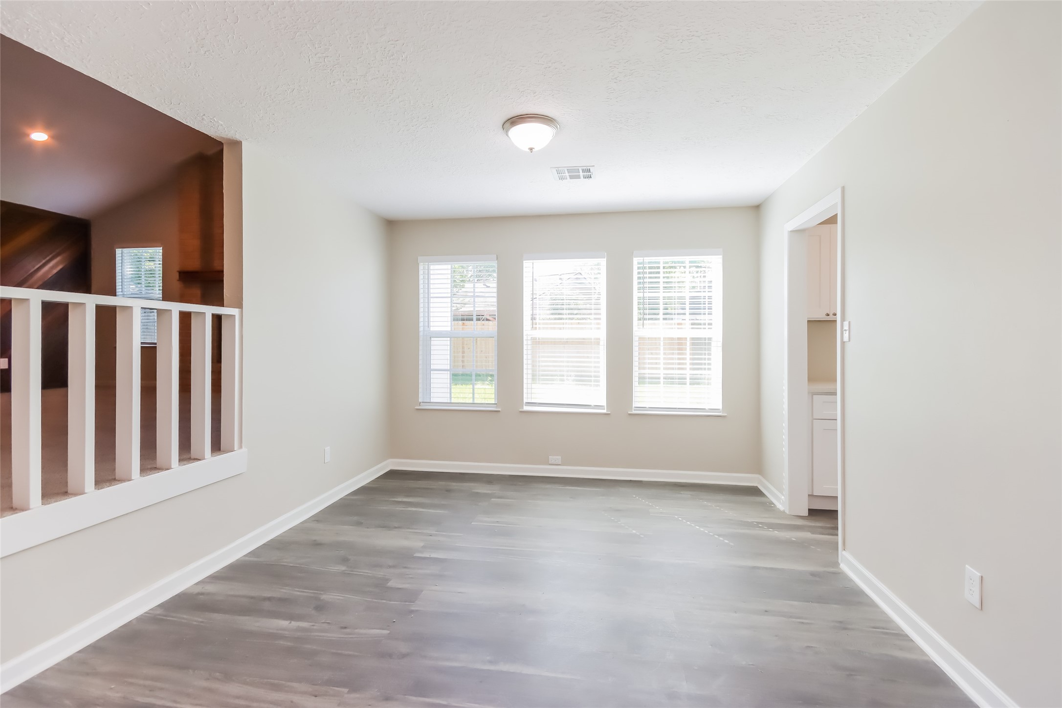 1911 Hamlin Valley Drive Property Photo 5