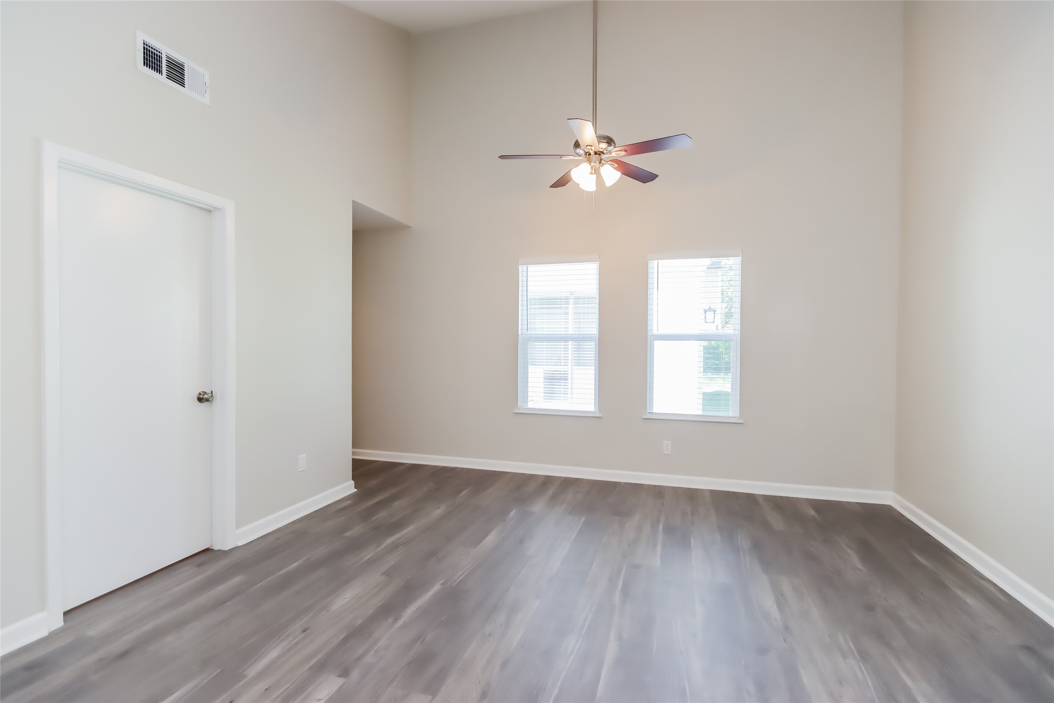 1911 Hamlin Valley Drive Property Photo 8