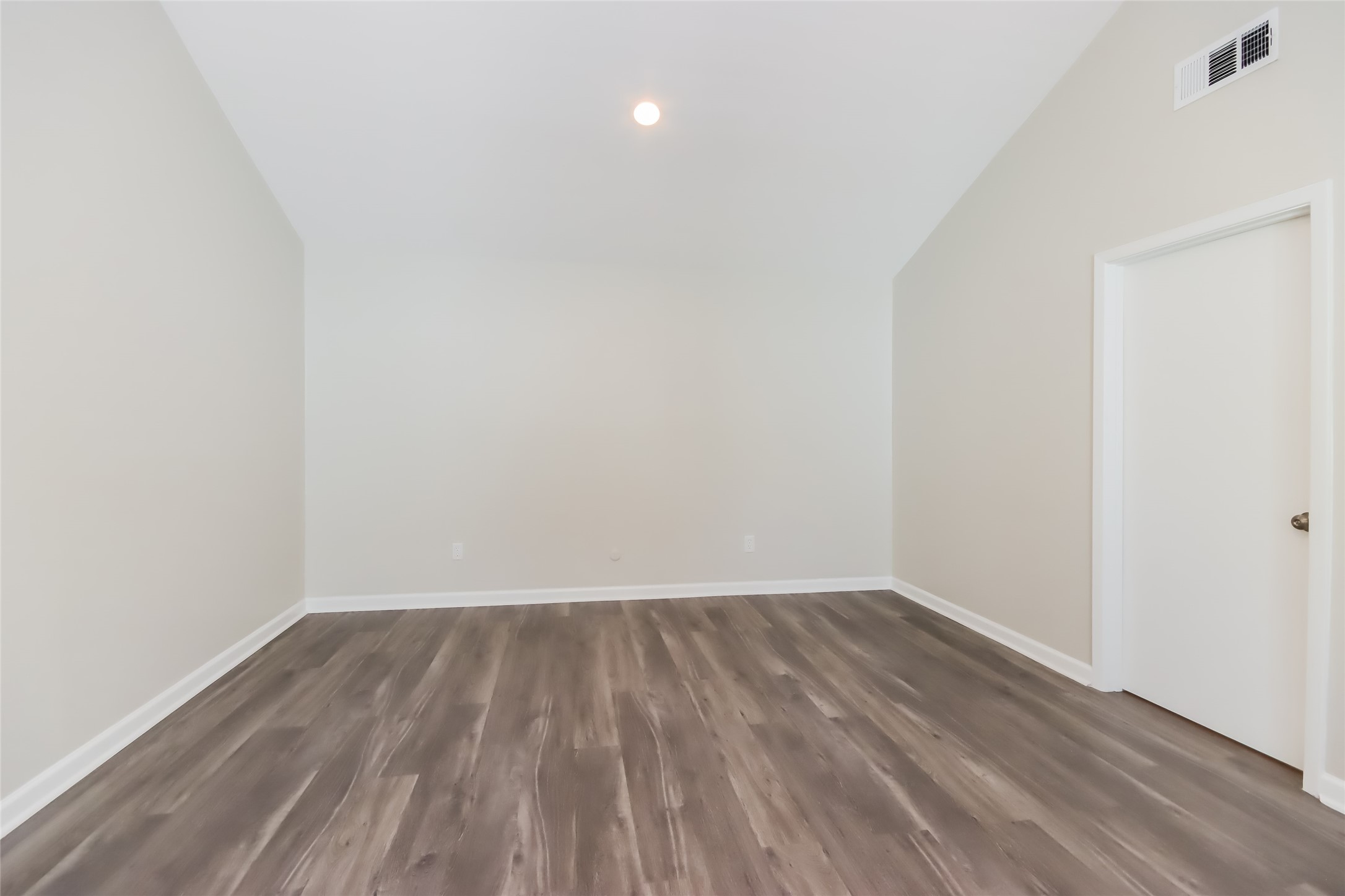 1911 Hamlin Valley Drive Property Photo 9