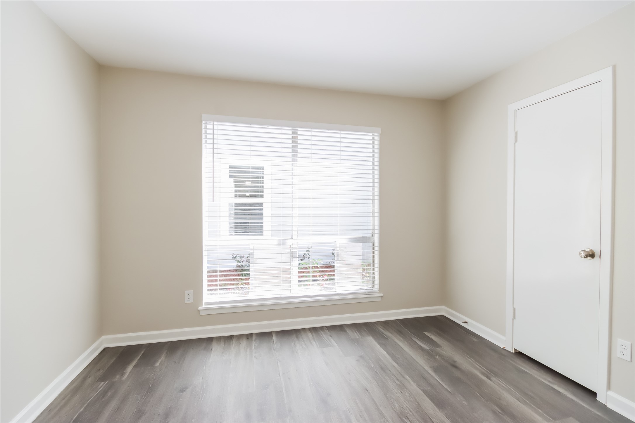 1911 Hamlin Valley Drive Property Photo 11