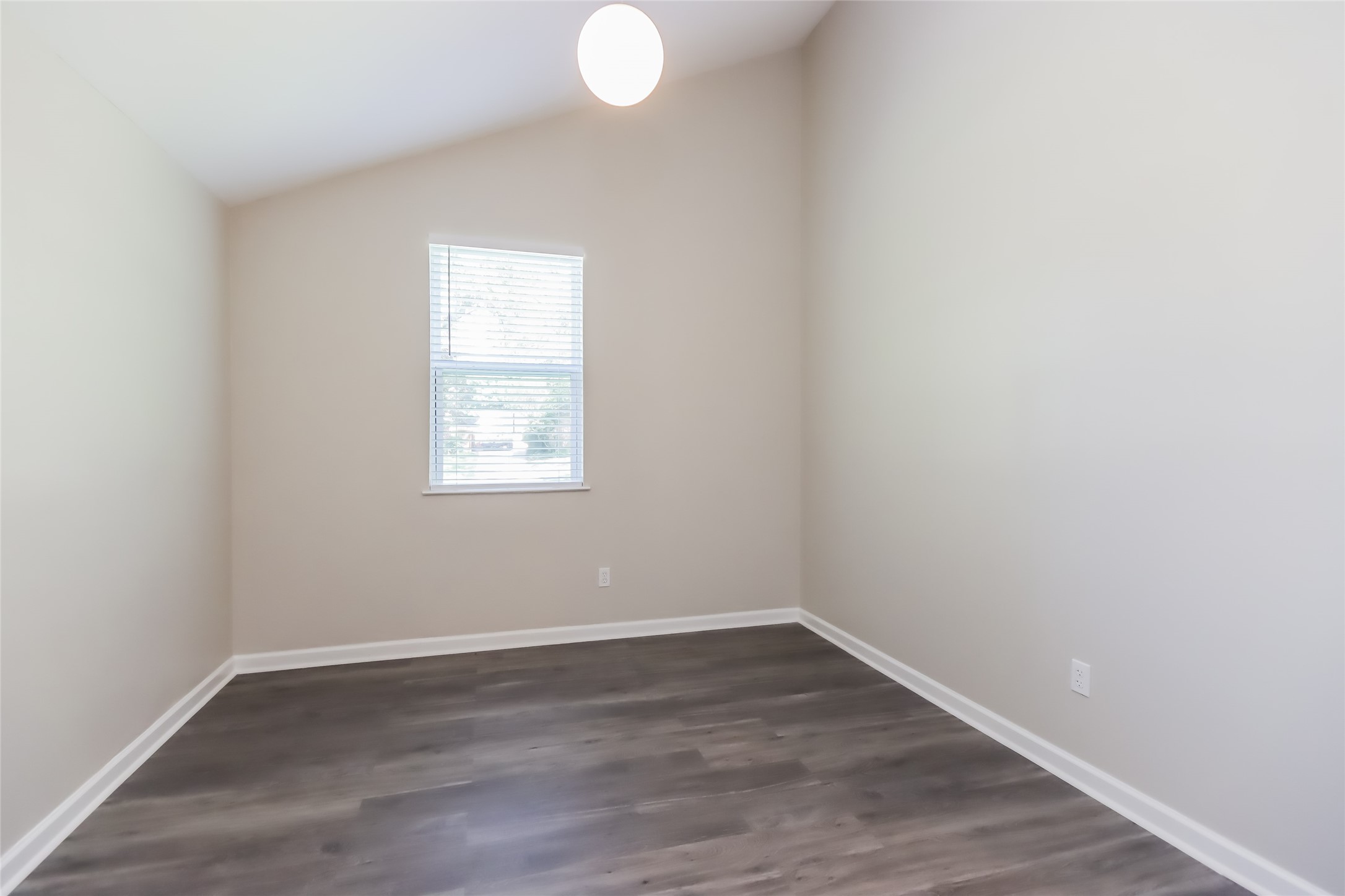 1911 Hamlin Valley Drive Property Photo 12