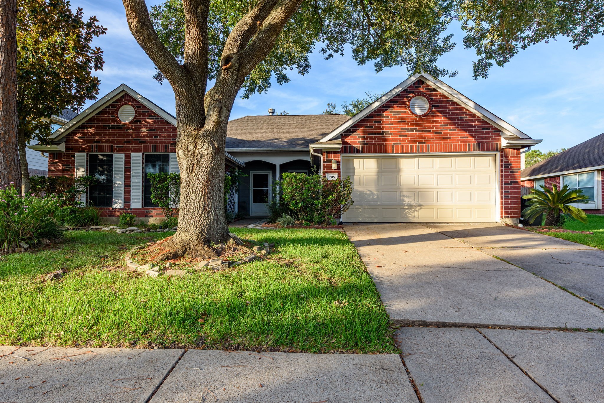1819 Castle Oaks Drive Property Photo 3