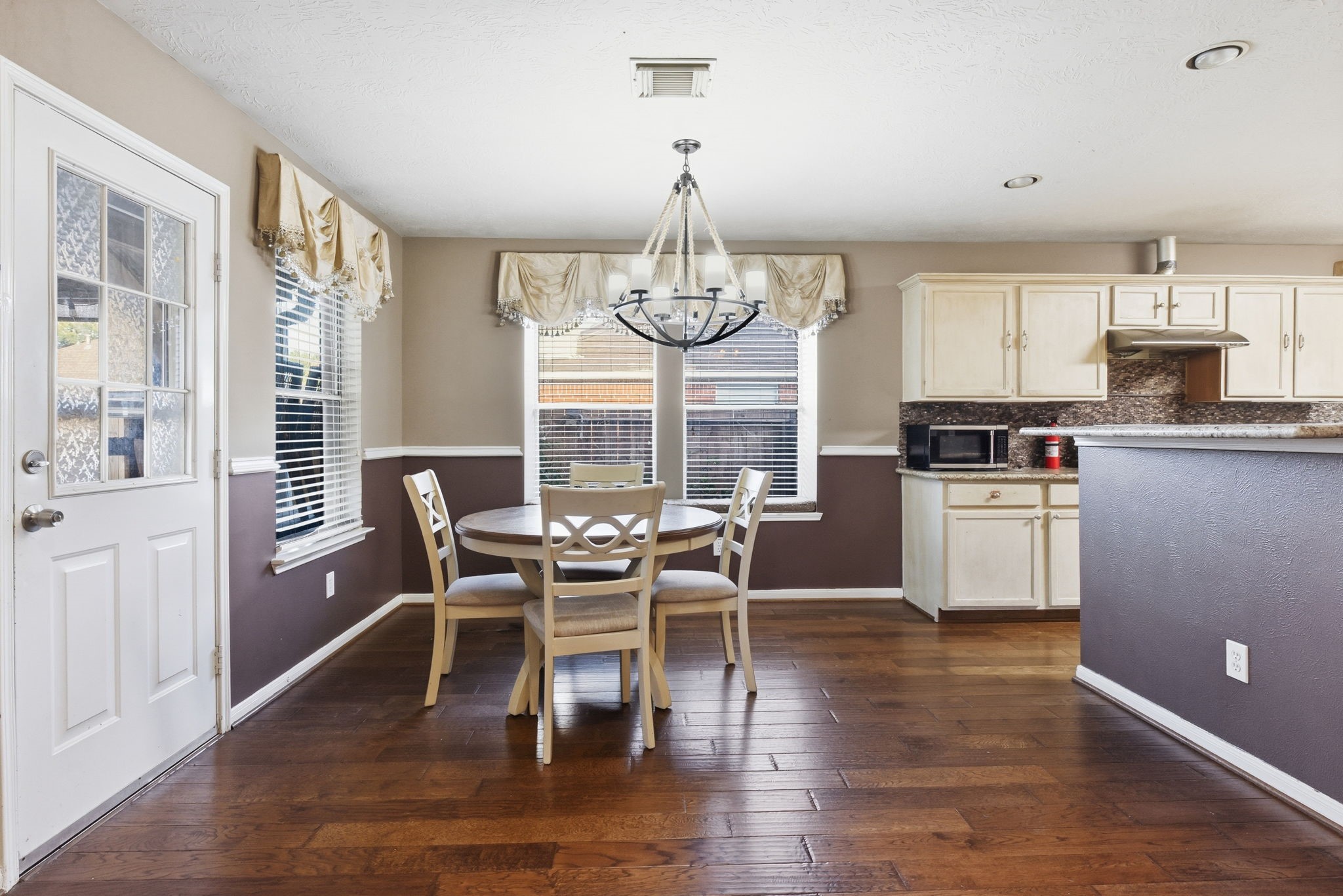 1819 Castle Oaks Drive Property Photo 9