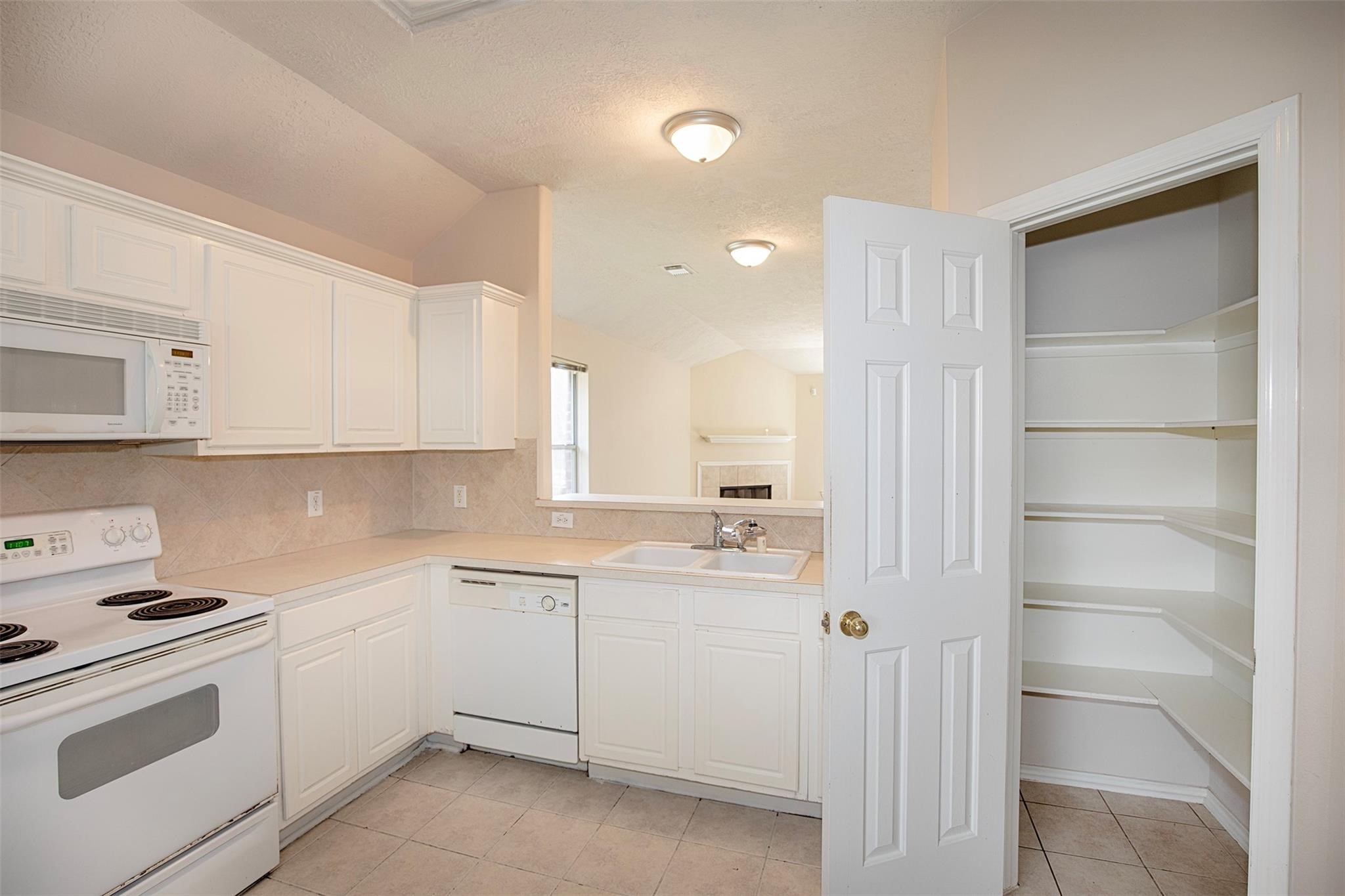 5008 Blanco Drive Property Photo 10