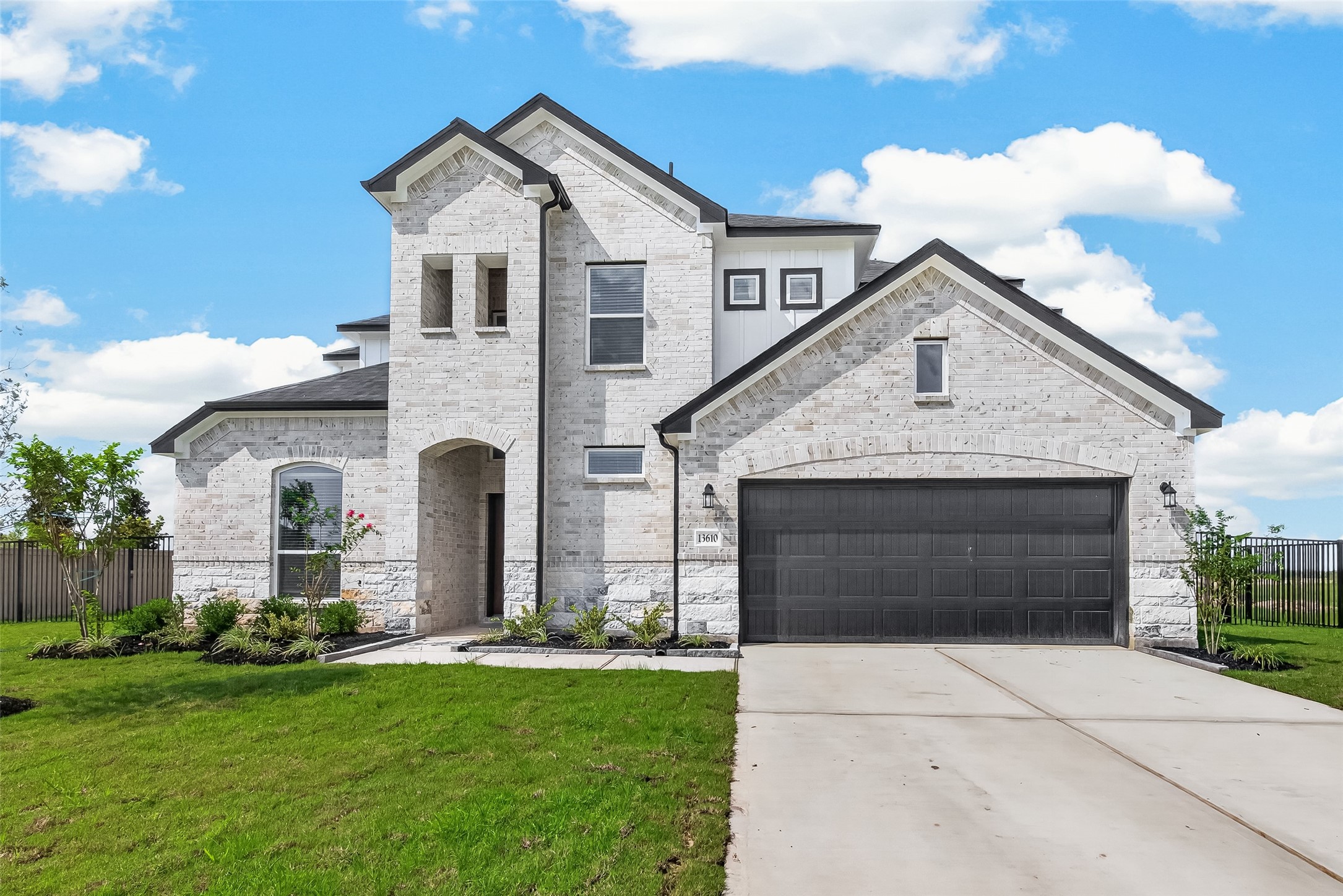 13610 Lago Vista Drive Property Photo 1