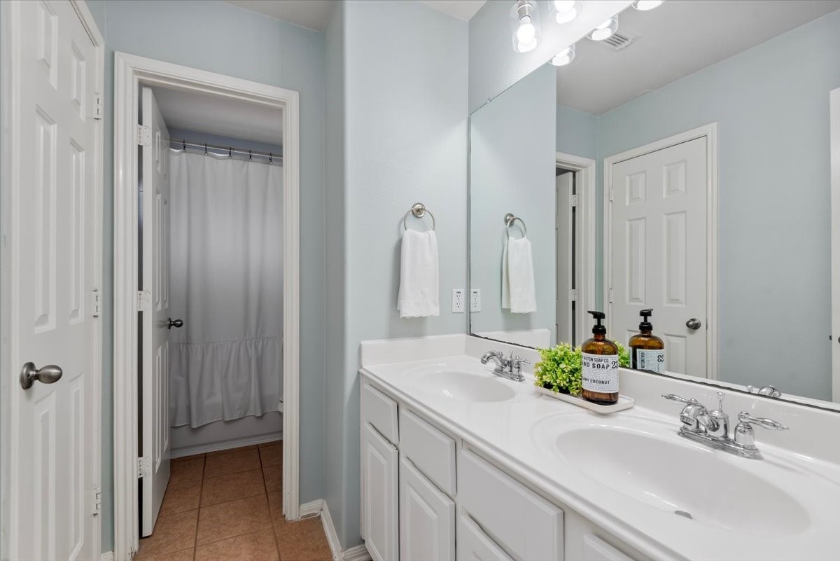 2410 Laureldale Park Lane Property Photo 17