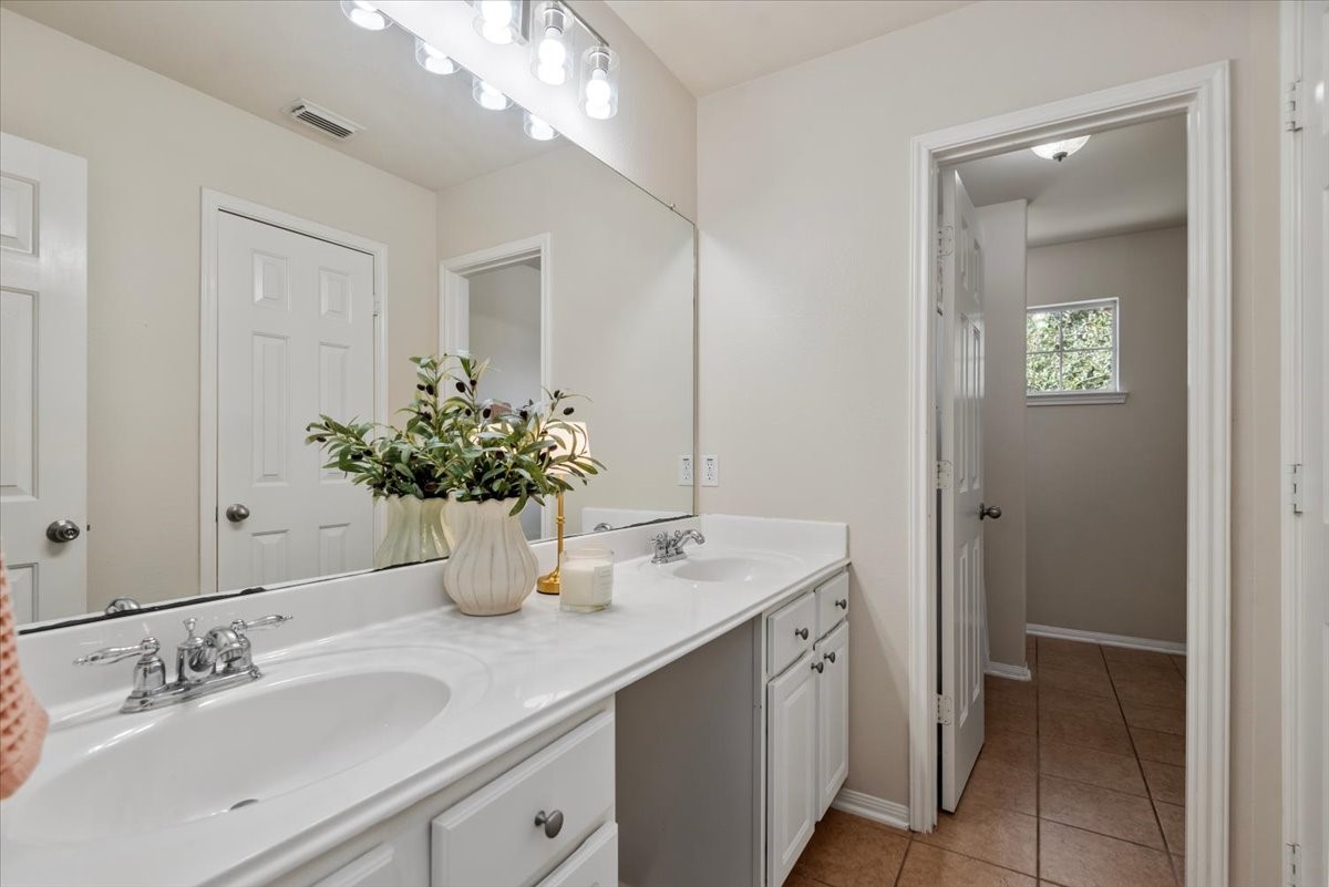 2410 Laureldale Park Lane Property Photo 21