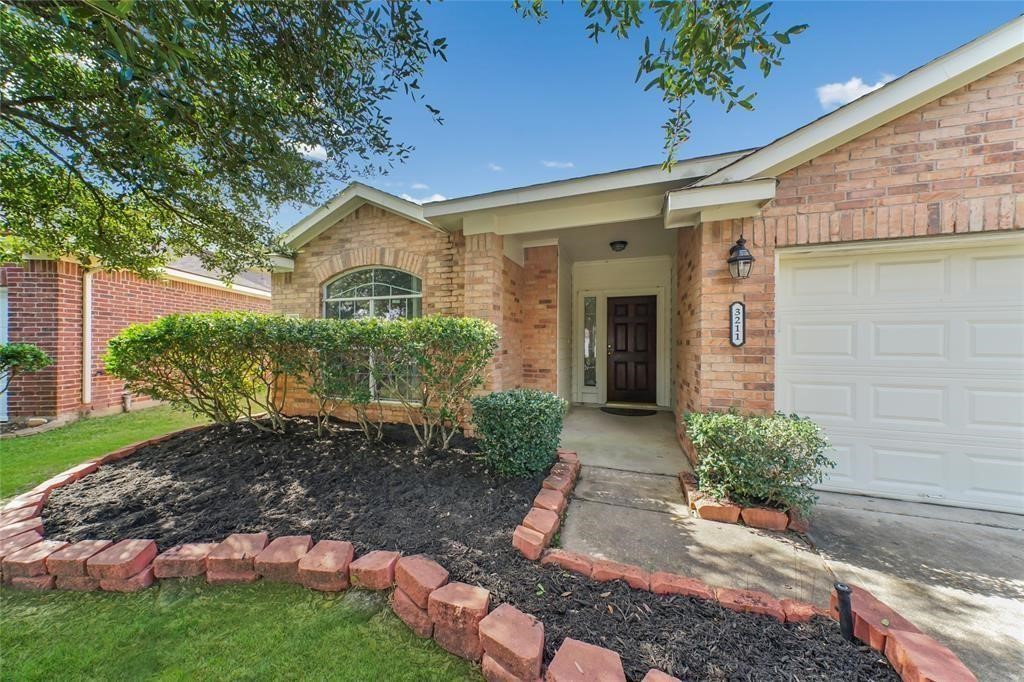 3211 Amber Meadow Drive Property Photo 2