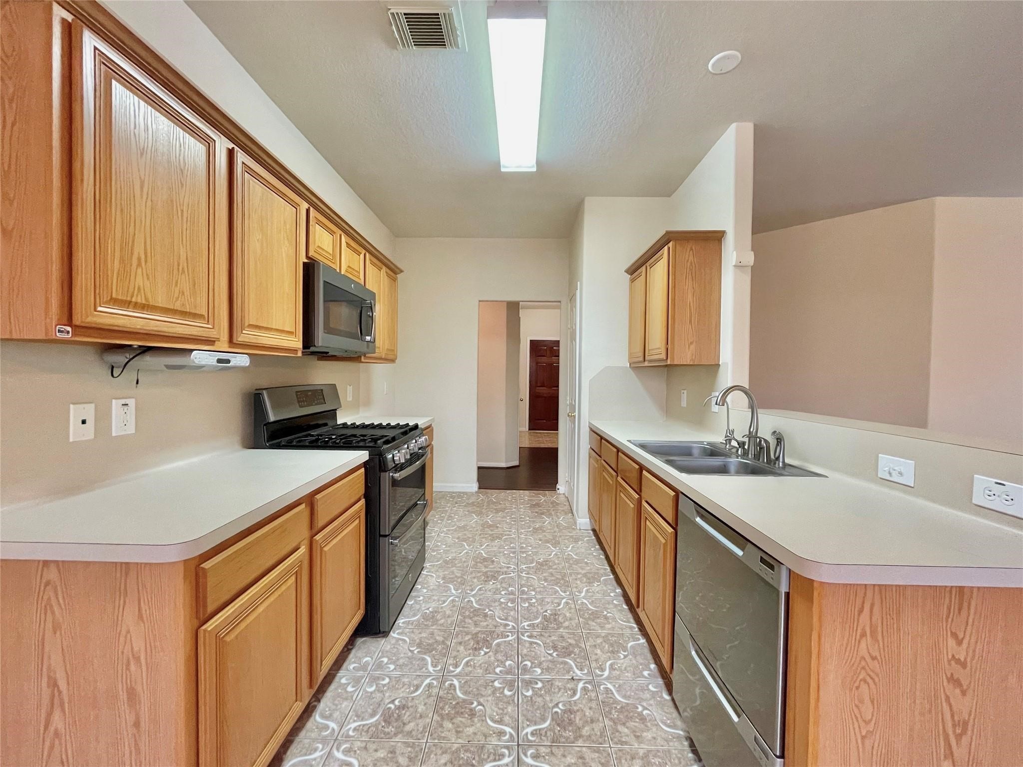 3211 Amber Meadow Drive Property Photo 6