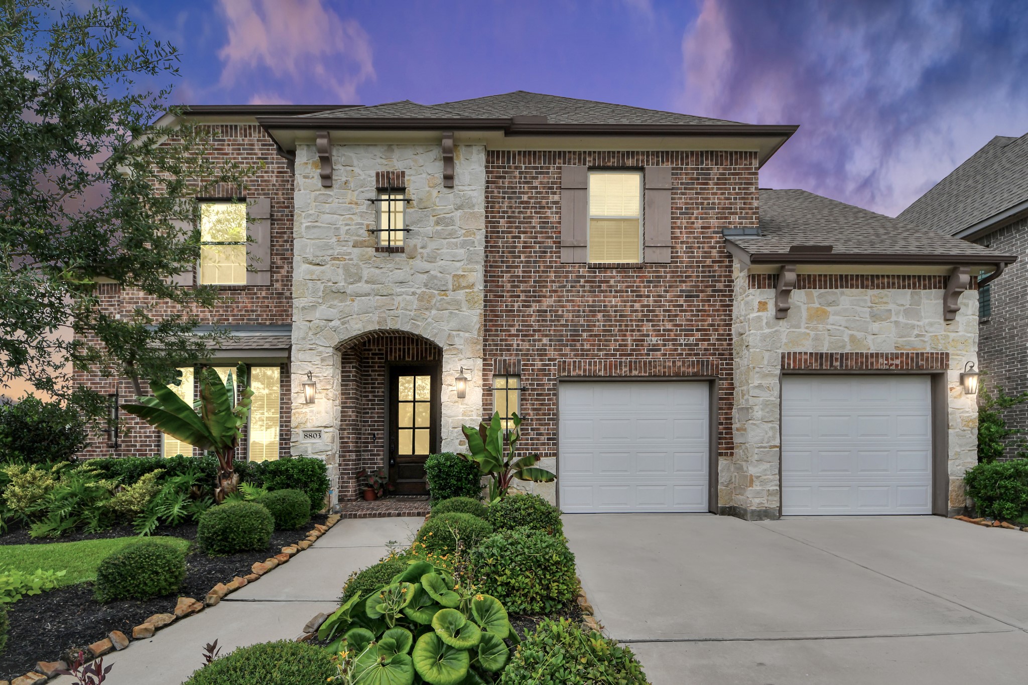 8803 Autumn Pine Drive Property Photo 3