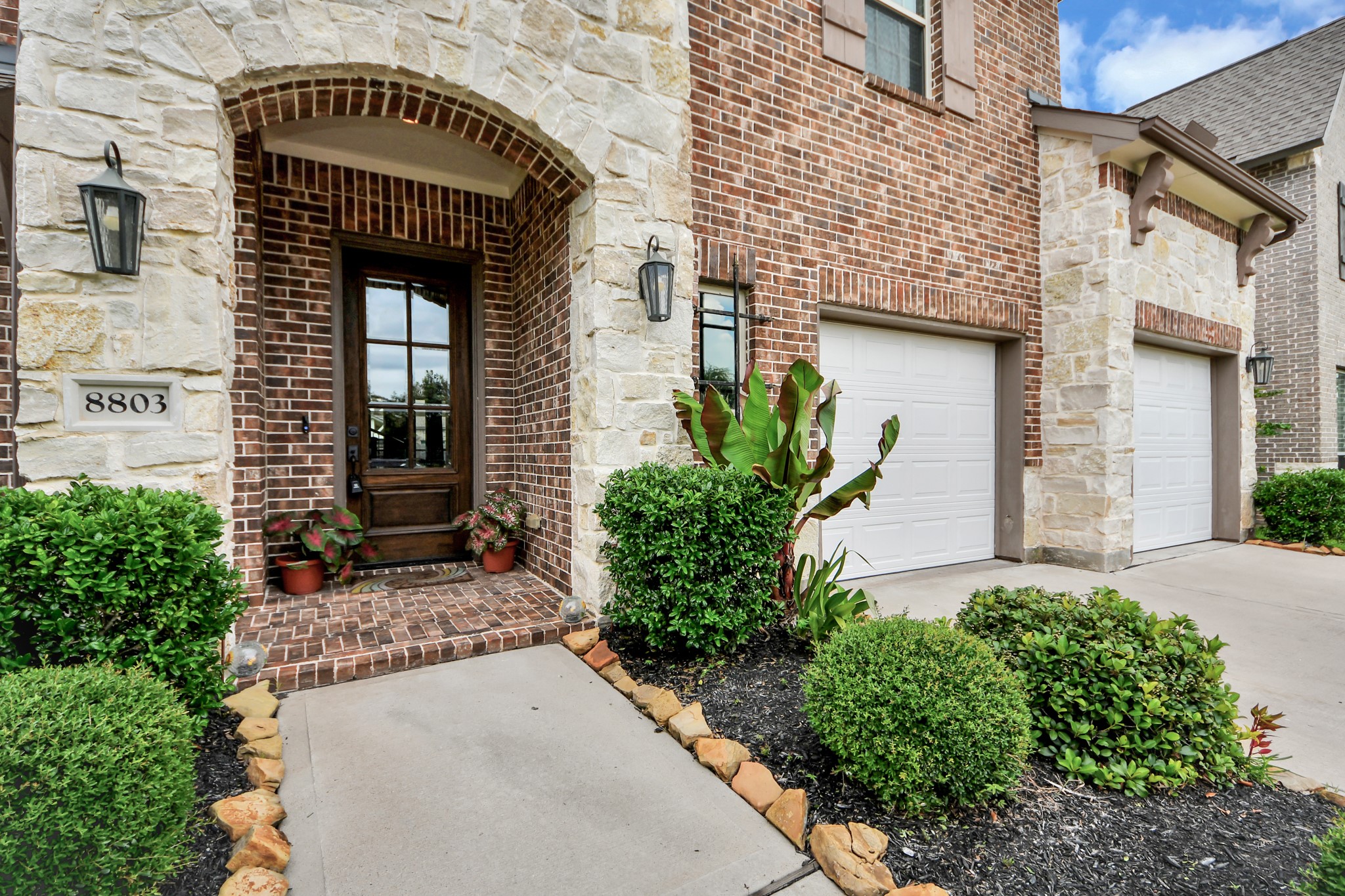 8803 Autumn Pine Drive Property Photo 6